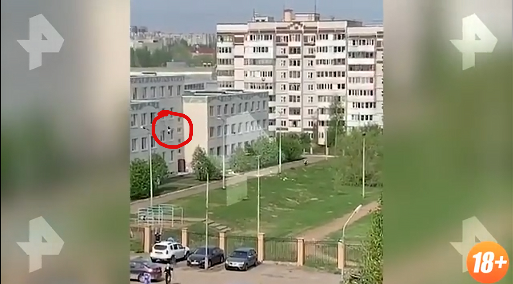 kazan skok sa terase skole  Deca bežala kroz prozore da bi se spasla od ubica  rusija Kazanj