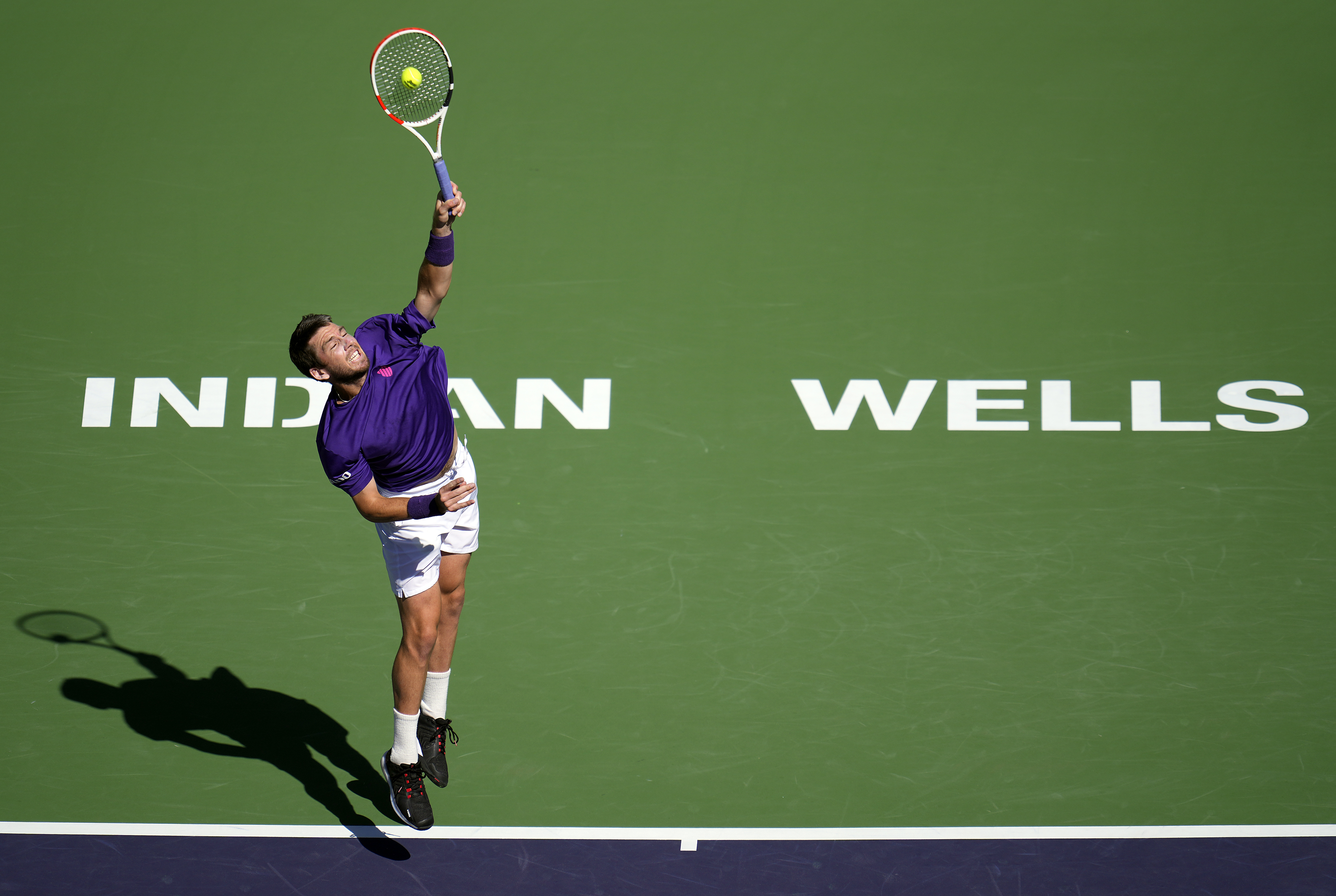 epa09524134 Cameron Norrie of Great Britain serves in his match against Diego Schwartzman of Argentina at the BNP Paribas Open tennis tournament at the Indian Wells Tennis Garden in Indian Wells, California, USA, 14 October 2021.  EPA-EFE/RAY ACEVEDO