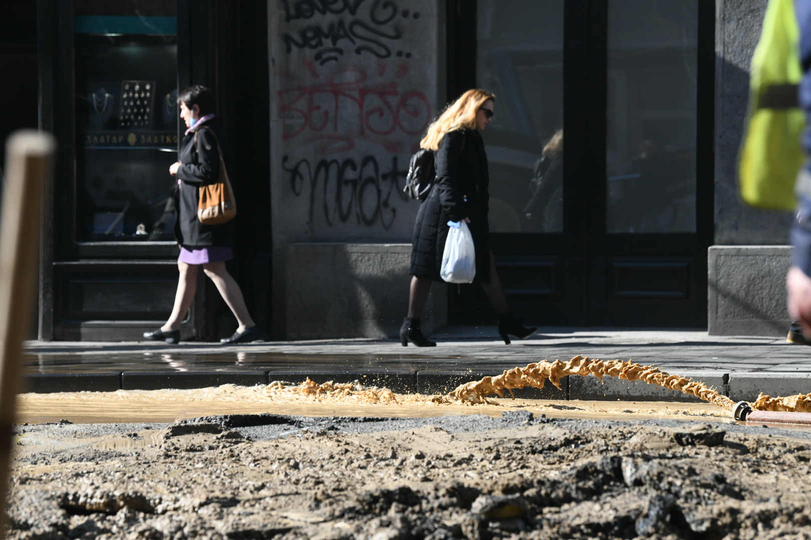 Beograd 23.02.2021. Pukla vodovodna cev, voda, havarija, centar grada Foto: Vesna Lalić/Nova.rs