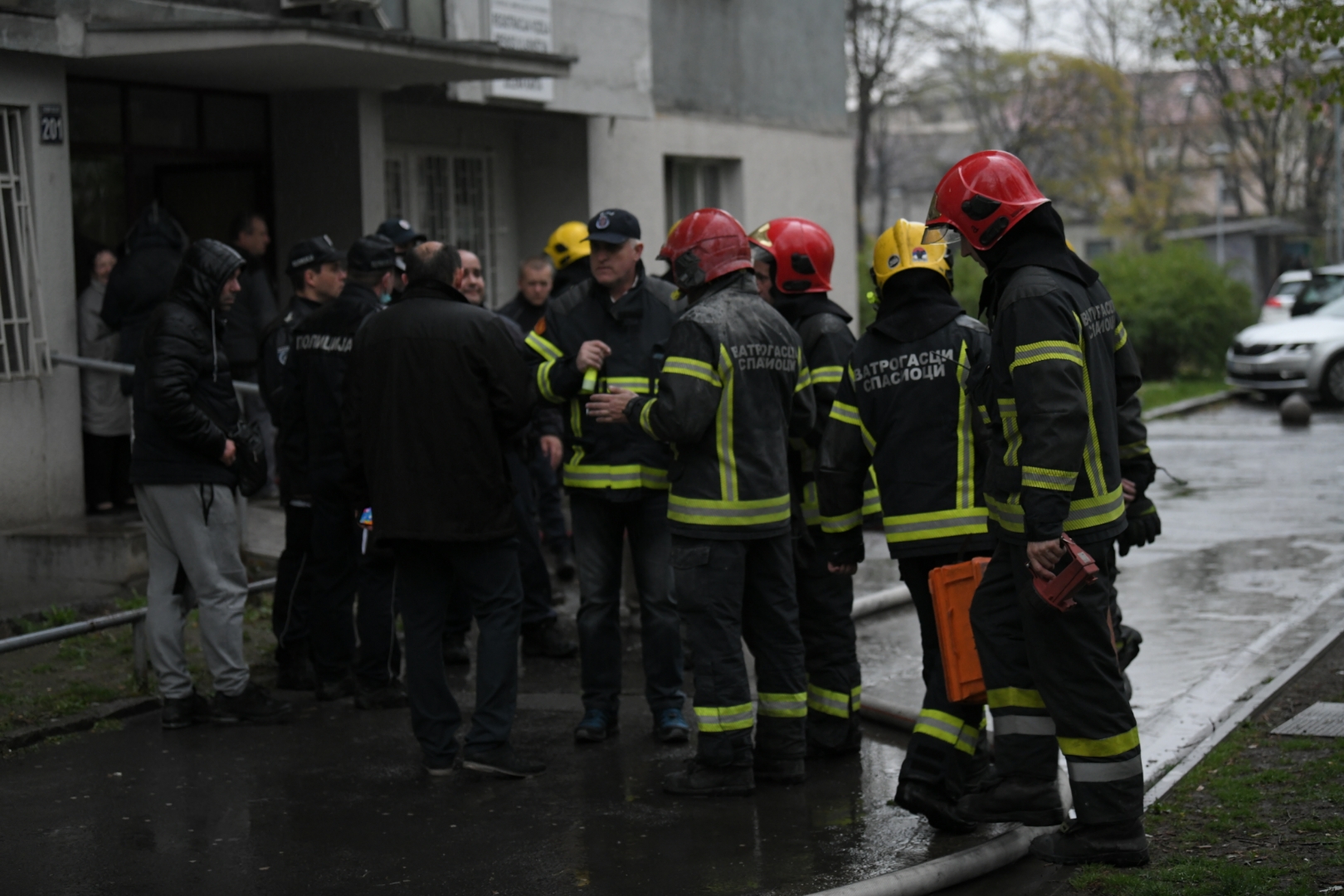 Beograd 17.04.2021. Novi Beograd, Bulevar Mihaila Pupina, požar, zgrada, vatrogasci Foto: Dragan Mujan/Nova.rs