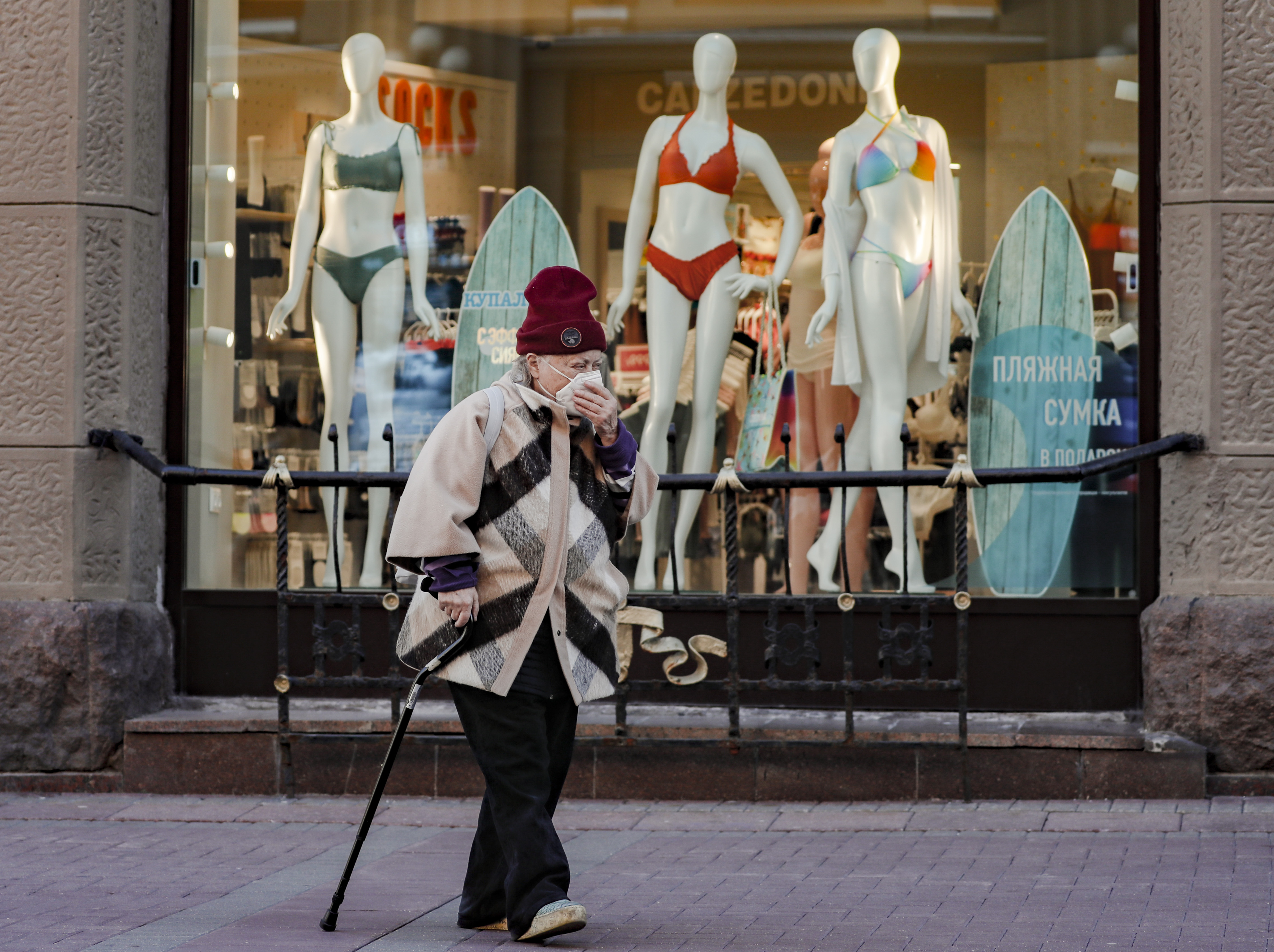 epa09191160 An old woman wearing a mask amid the ongoing COVID-19 pandemic walks around Moscow, Russia, 11 May 2021.  EPA-EFE/YURI KOCHETKOV
