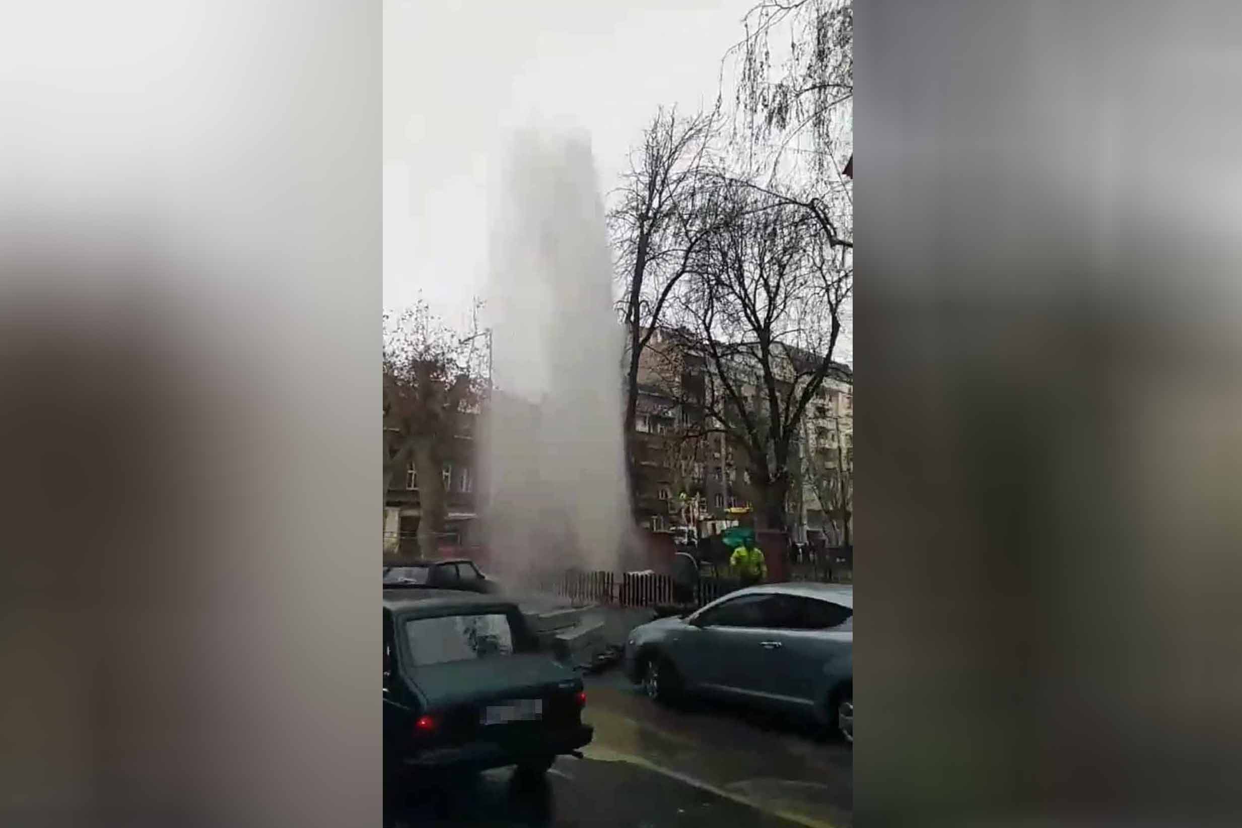 Gejzir, Dorćol, pukla cev, voda, vodoskok, havarija Foto: Printscreen/Twitter/Сава II Савановић/@SavaIISavanovic