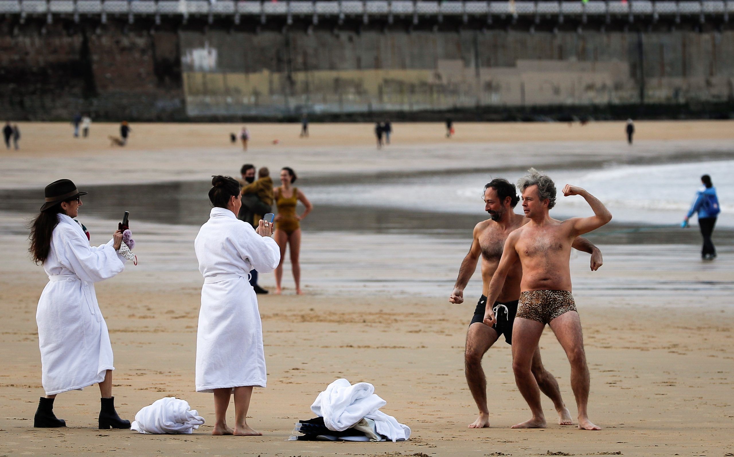 epa08913919 People get ready for the traditional first swim of 2021 at the Concha beach in San Sebastian, Basque Country, Spain on 01 January 2021.  EPA-EFE/Javier Etxezarreta