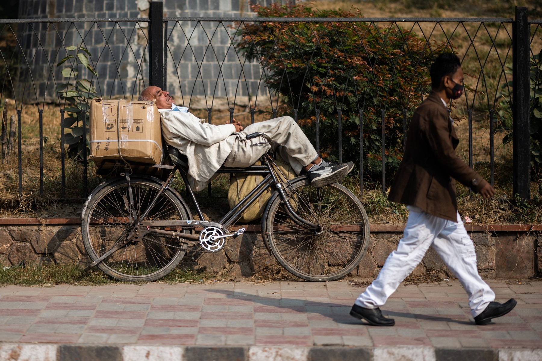 A man takes a nap laying on his bicycle next to a street in New Delhi on January 1, 2021.,Image: 580134591, License: Rights-managed, Restrictions: , Model Release: no, Credit line: Jewel SAMAD / AFP / Profimedia