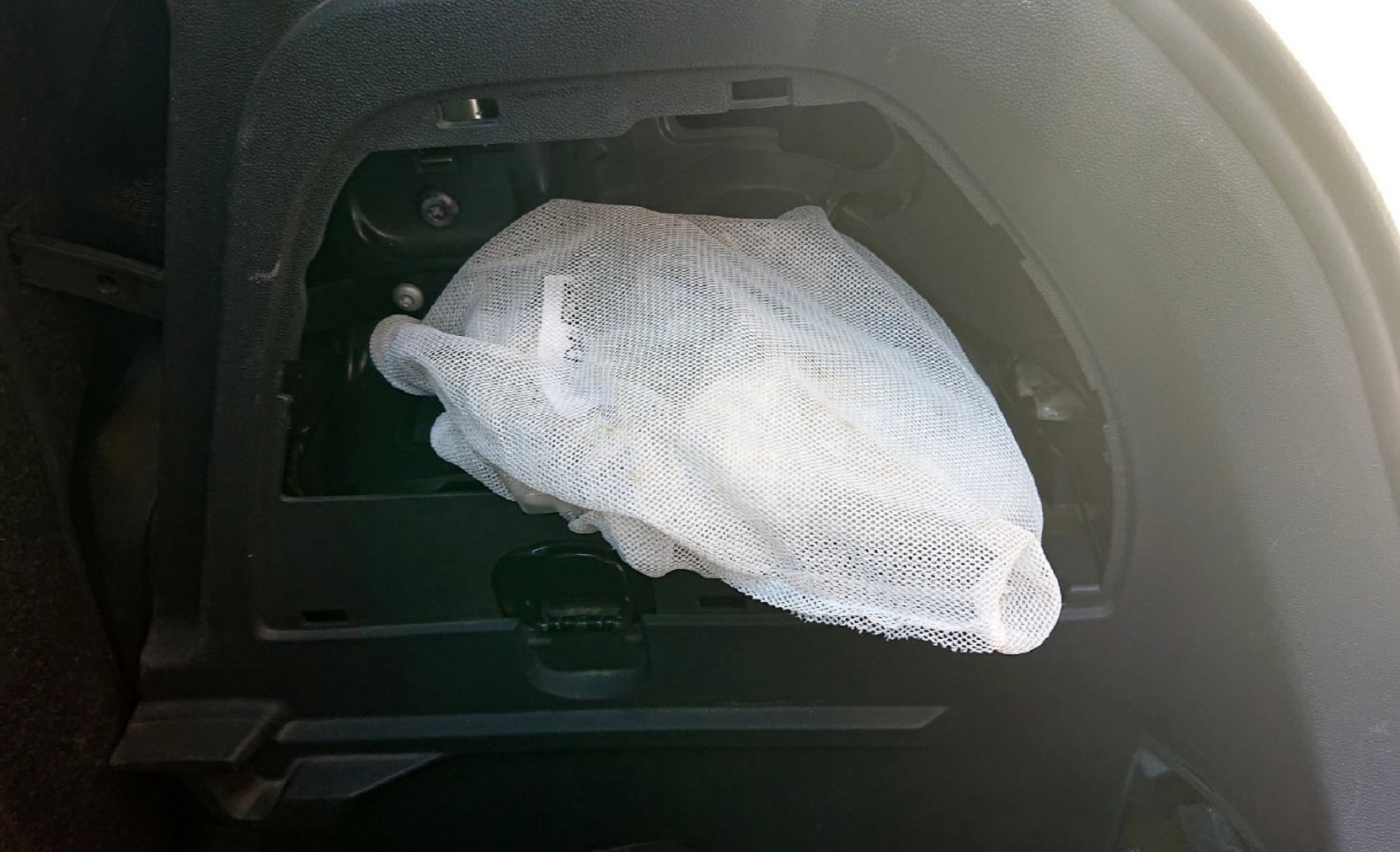 Gradina, 13. jula 2020. - Carinici su u saradnji sa policijom 13. jula 2020. godine na prelazu Gradina sprecili pokusaj jednog putnika da prokrijumcari vise vrsta narkotika medju kojima i kokain u kamenu. FOTO TANJUG / UPRAVA CARINA / an