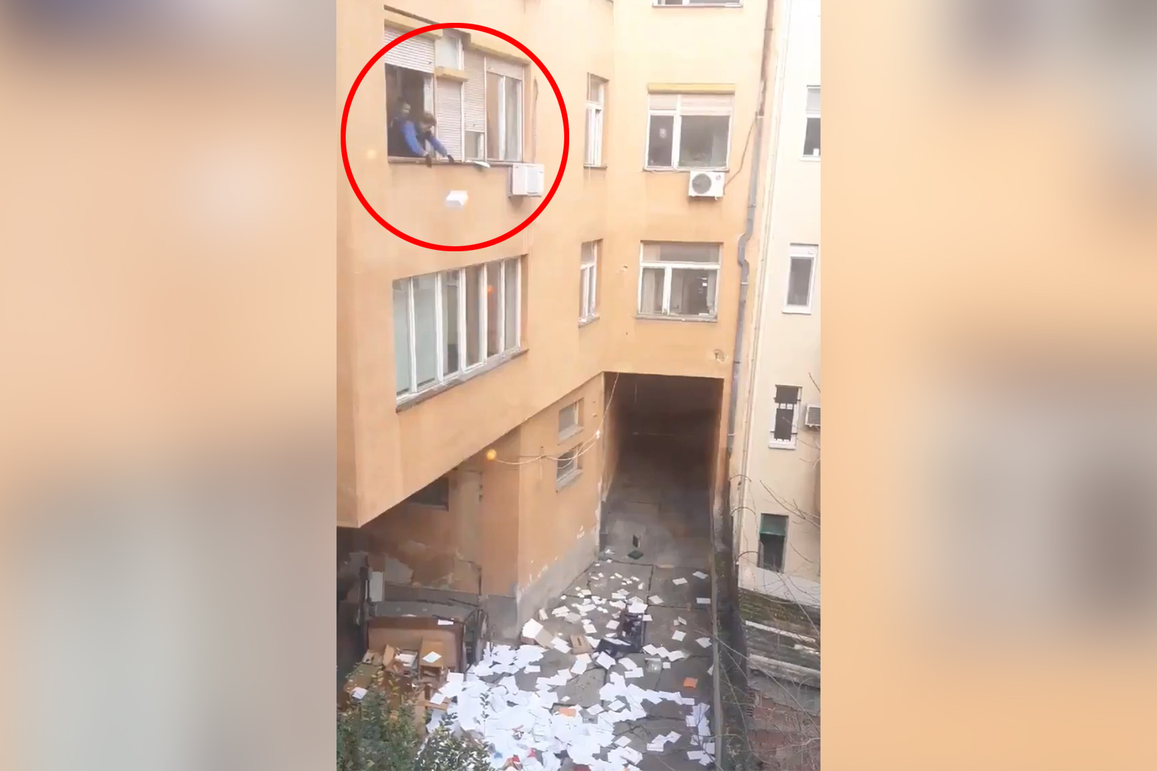 Studio M u Novom Sadu, bacanje stvari,  izbacivanje