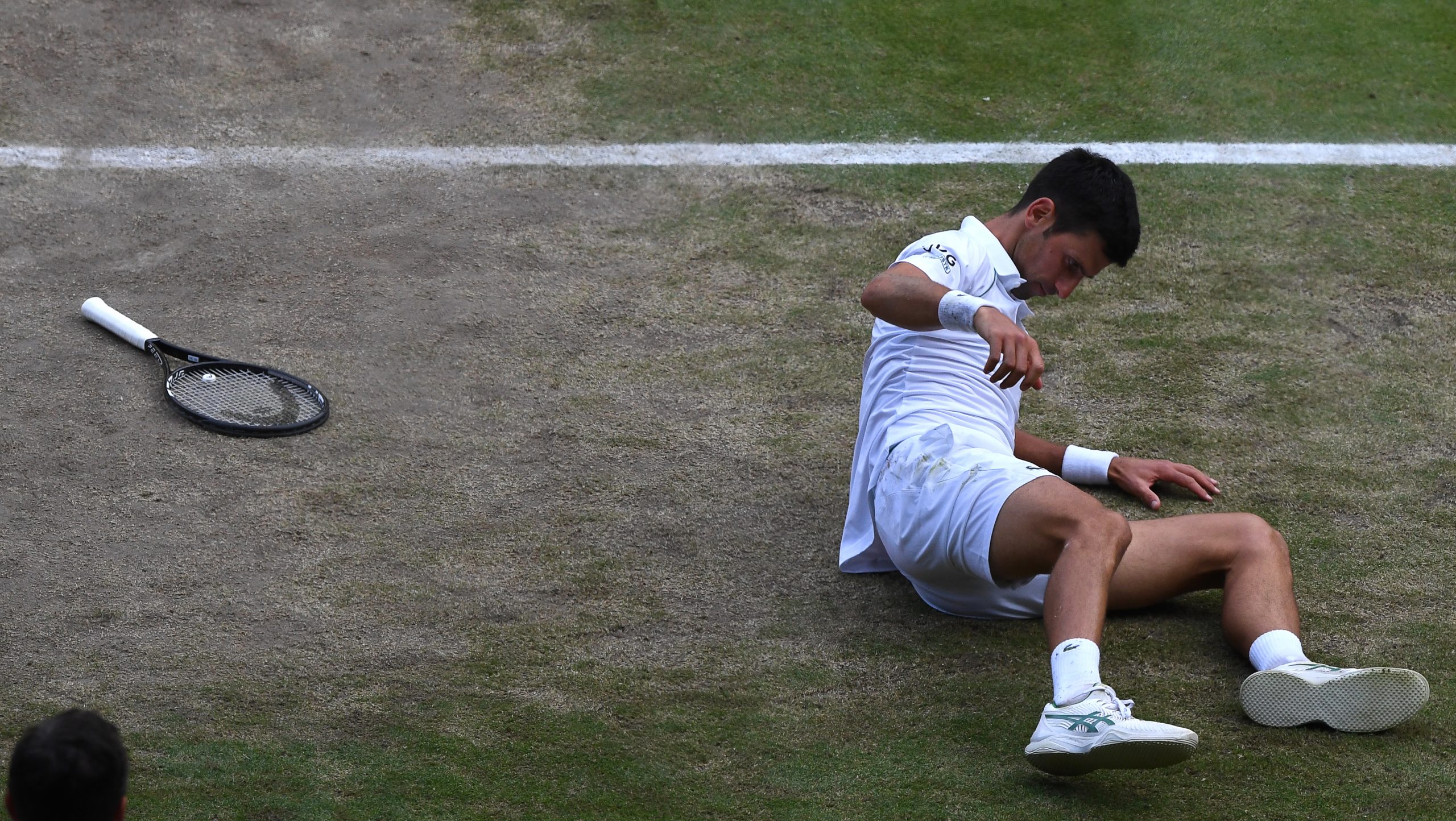epa09334462 Novak Djokovic of Serbia reacts during his men's semi final match against Denis Shapovalov of Canada at the Wimbledon Championships in Wimbledon, Britain, 09 July 2021.  EPA-EFE/FACUNDO ARRIZABALAGA   EDITORIAL USE ONLY