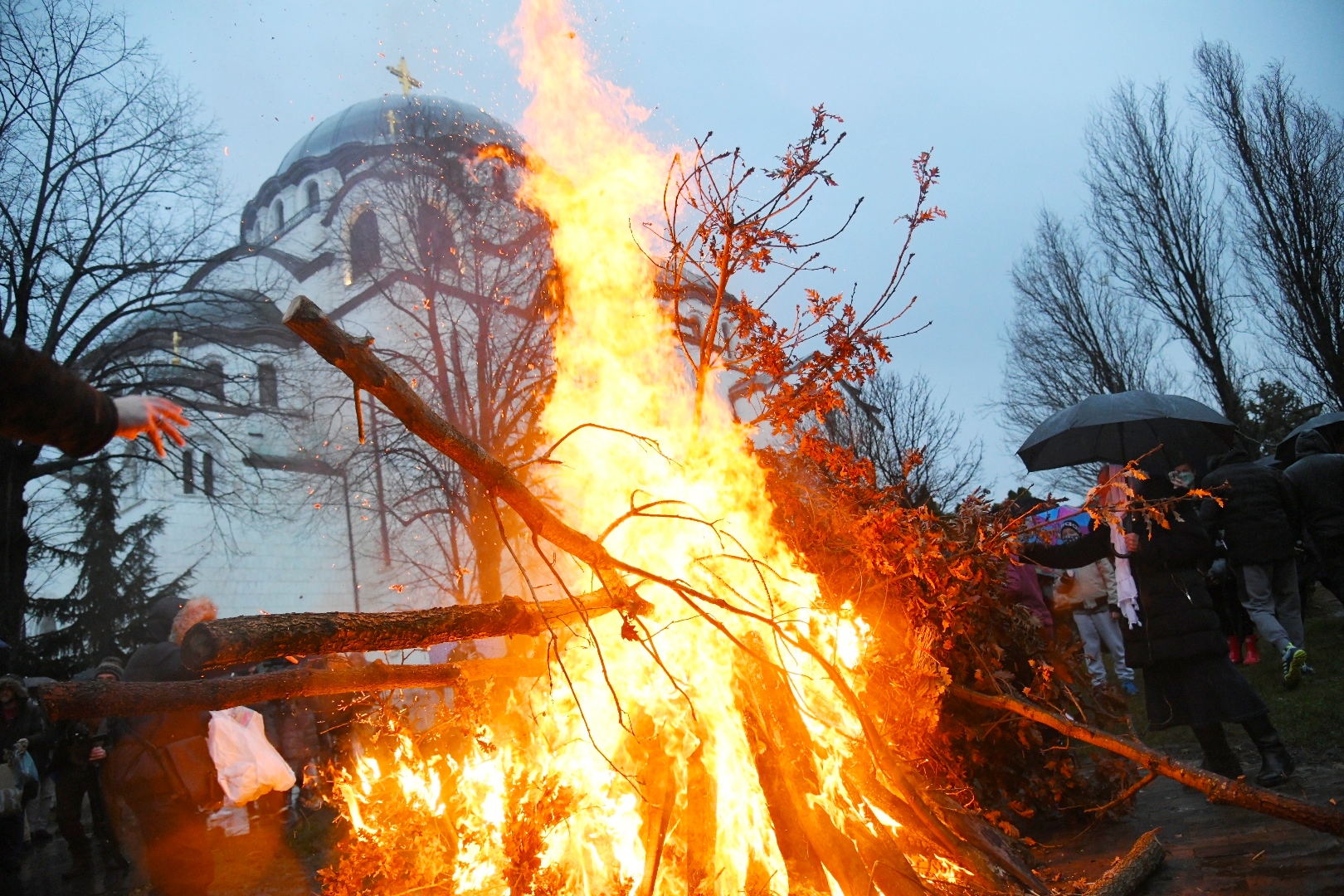 Beograd, 06.01.2021. Hram Svetog Save, Mala crkva kod Hrama Sv. Save, Badnje veče, paljenje badnjaka, Badnjak Foto: Nemanja Jovanović/Nova.rs