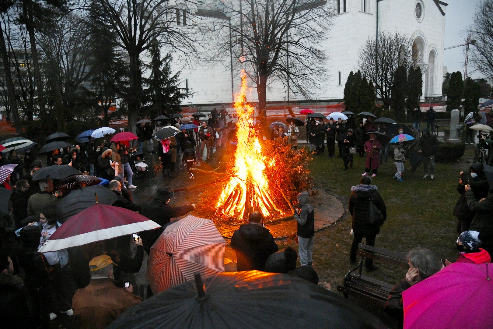 Beograd, 06.01.2021. Hram Svetog Save, Mala crkva kod Hrama Sv. Save, Badnje veče, paljenje badnjaka, Badnjak Foto: Nemanja Jovanović/Nova.rs
