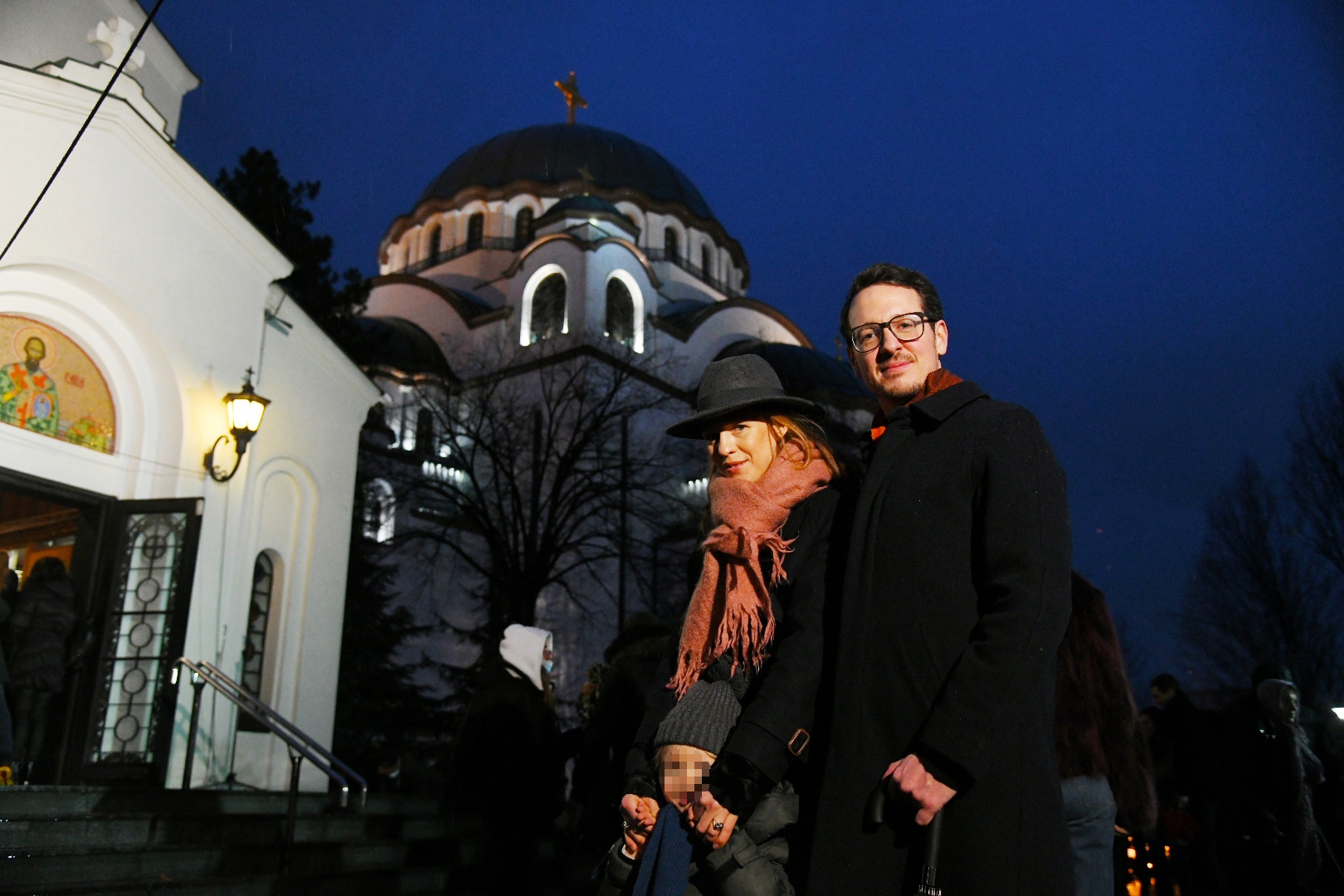 Beograd, 06.01.2021. Hram Svetog Save, Mala crkva kod Hrama Sv. Save, Badnje veče, paljenje badnjaka, Badnjak, princ Filip Karađorđević, Filip Karadjordjevic, Danica Karađorđević, sin Stefan Foto: Nemanja Jovanović/Nova.rs