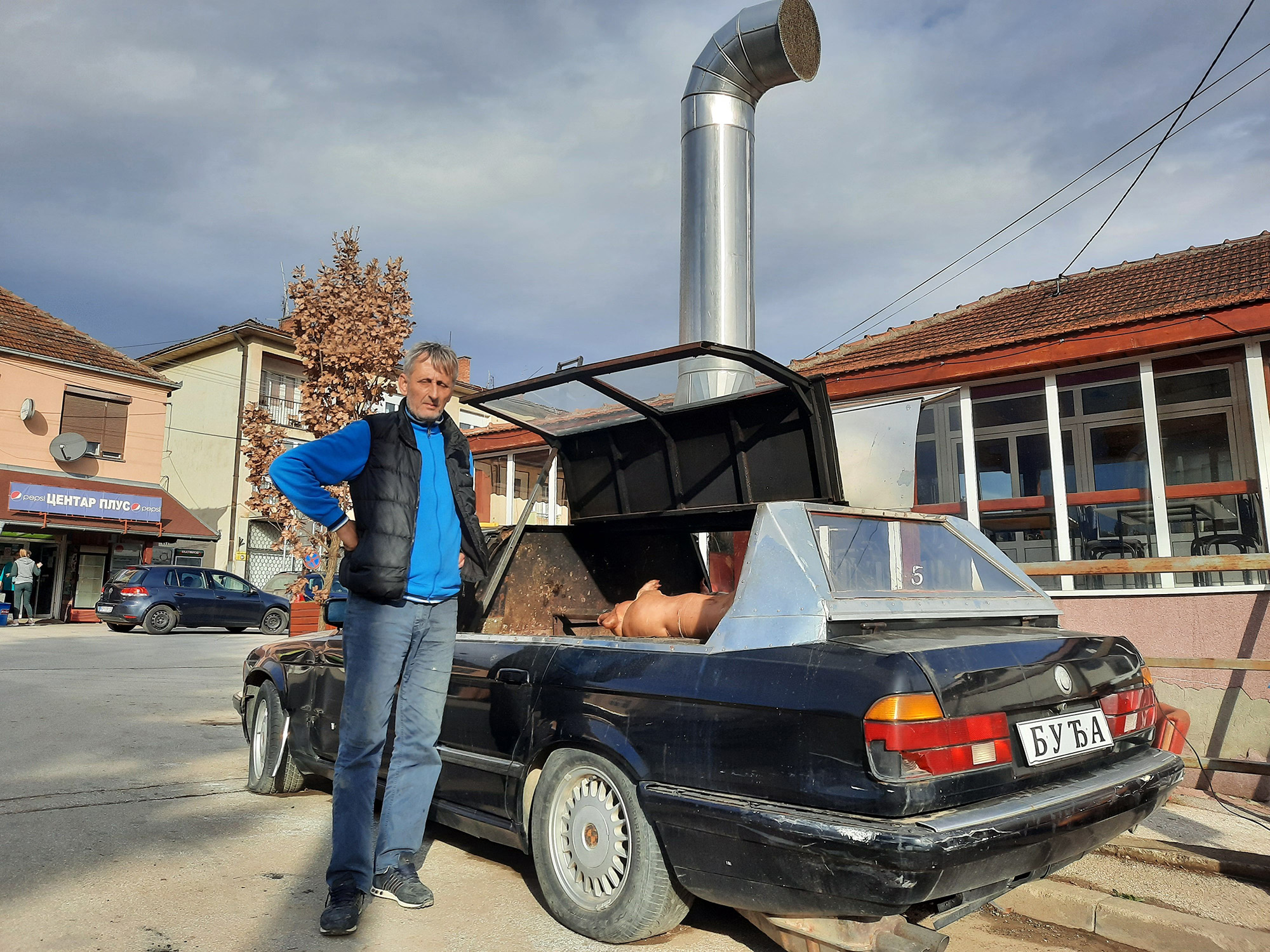 kafedžija iz Stragara, Dragan Radičević zvani Buđa, svoj naum je i ostvario. Isekao je krov, ugradio
mehanizam za okretanje ražnja, vatrostalne prozore i sada je atrakcija, gde god da se pojavi.