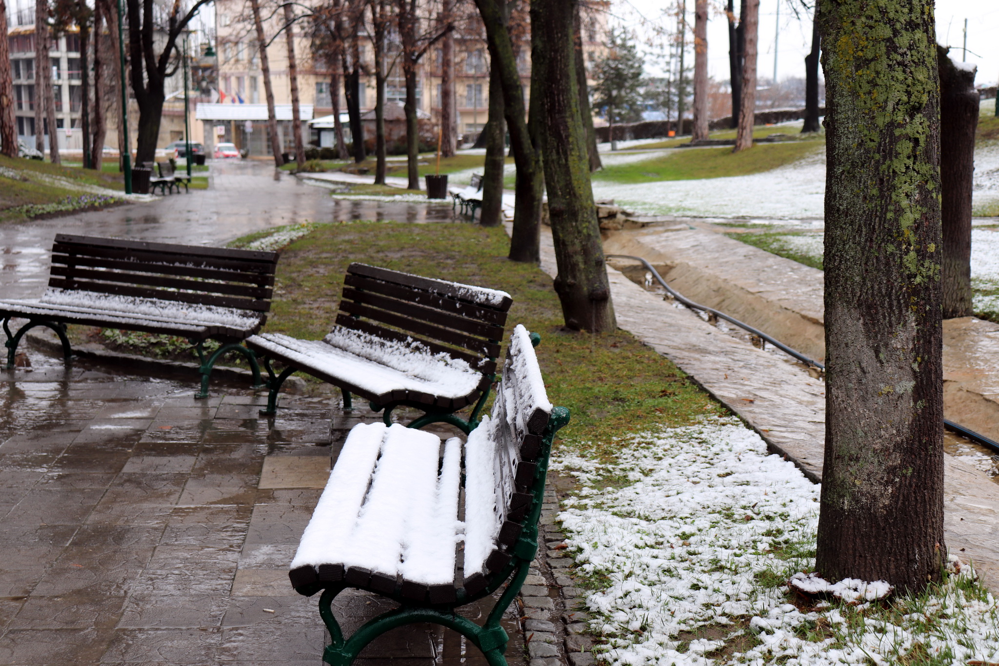 KLUPA PREKRIVENA SNEGOM