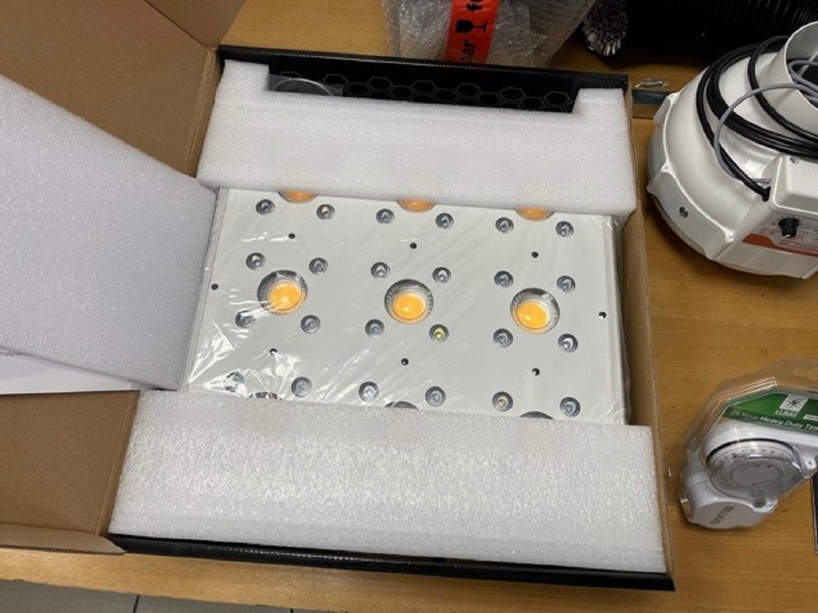 deo zaplenjene opreme za uzgoj marihuane