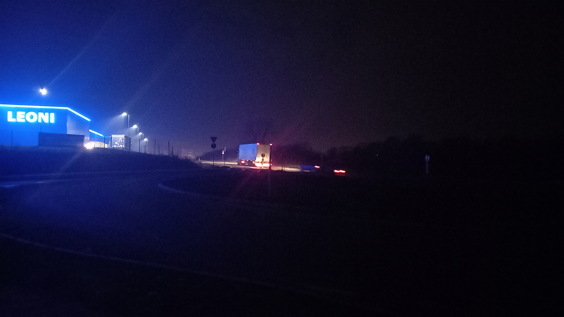 Kraljevo kruzni tok u mraku nema osvetljenja ulicna rasveta