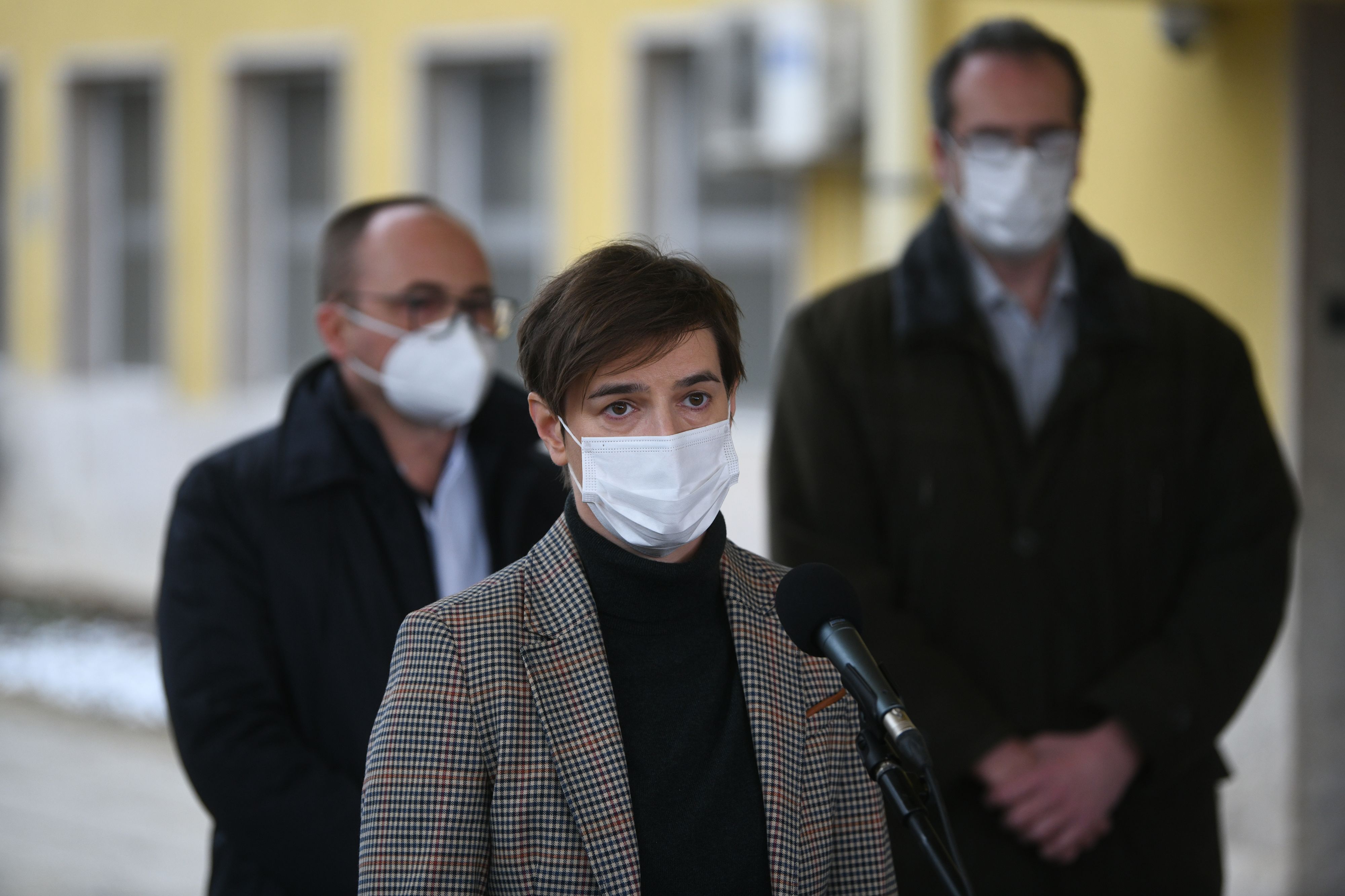 Ana Brnabic u poseti lekarima koji se vakcinisu u Tirsovoj