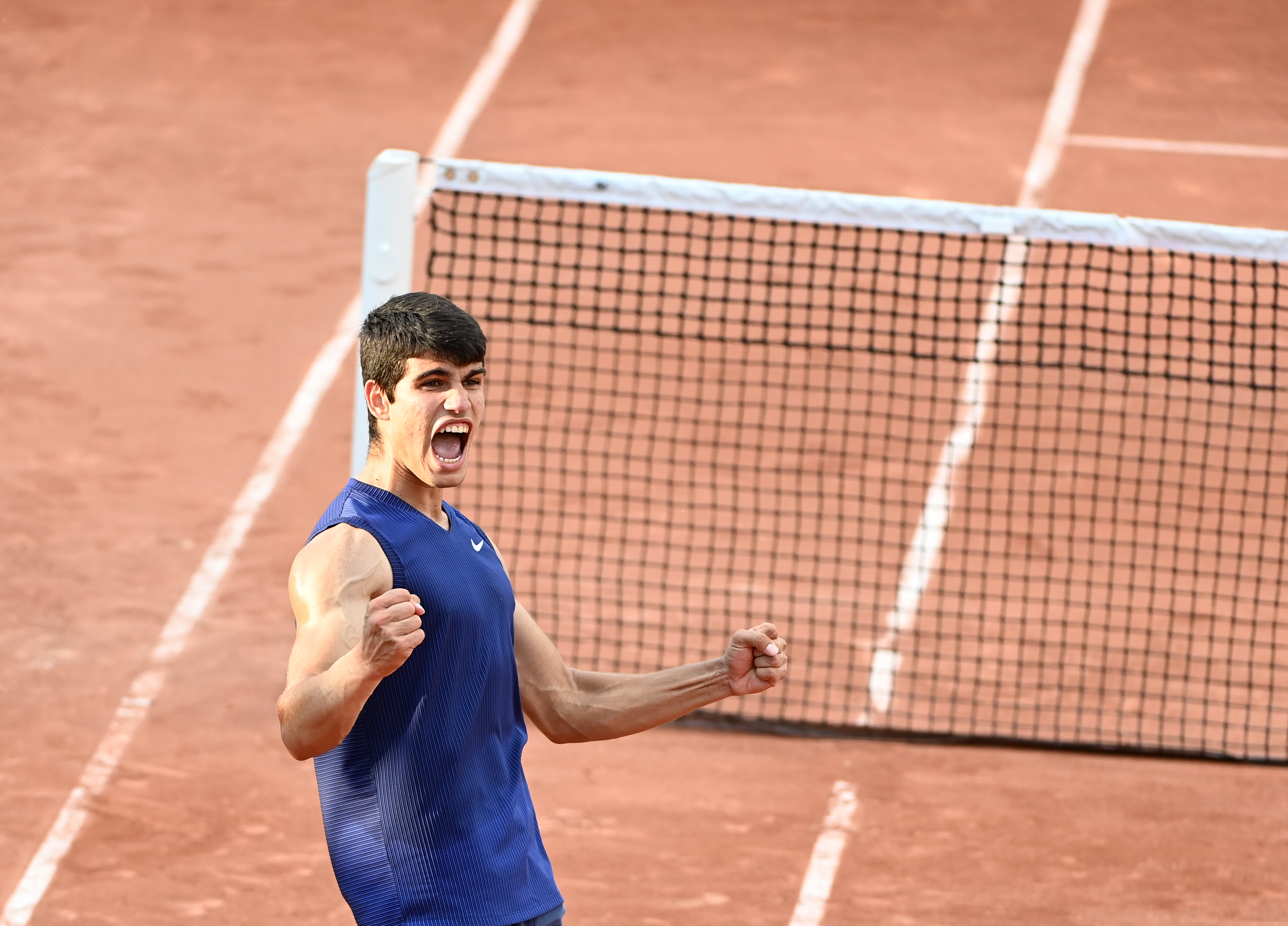 epa09245986 Carlos Alcaraz of Spain celebrates winning against Nikoloz Basilashvili of Georgia during their second round match at the French Open tennis tournament at Roland ?Garros in Paris, France, 03 June 2021.  EPA-EFE/CAROLINE BLUMBERG