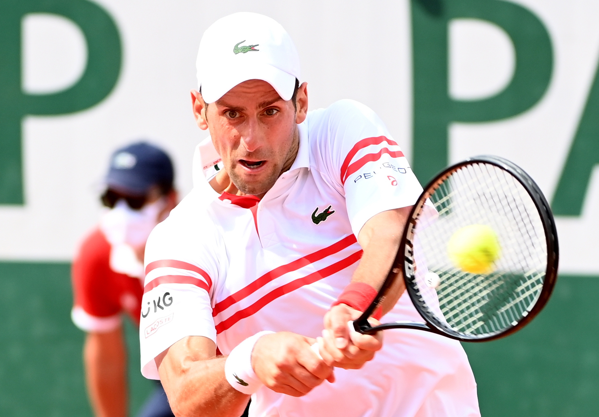 epa09245394 Novak Djokovic of Serbia in action against Pablo Cuevas of Uruguay during their second round match at the French Open tennis tournament at Roland ?Garros in Paris, France, 03 June 2021.  EPA-EFE/CAROLINE BLUMBERG