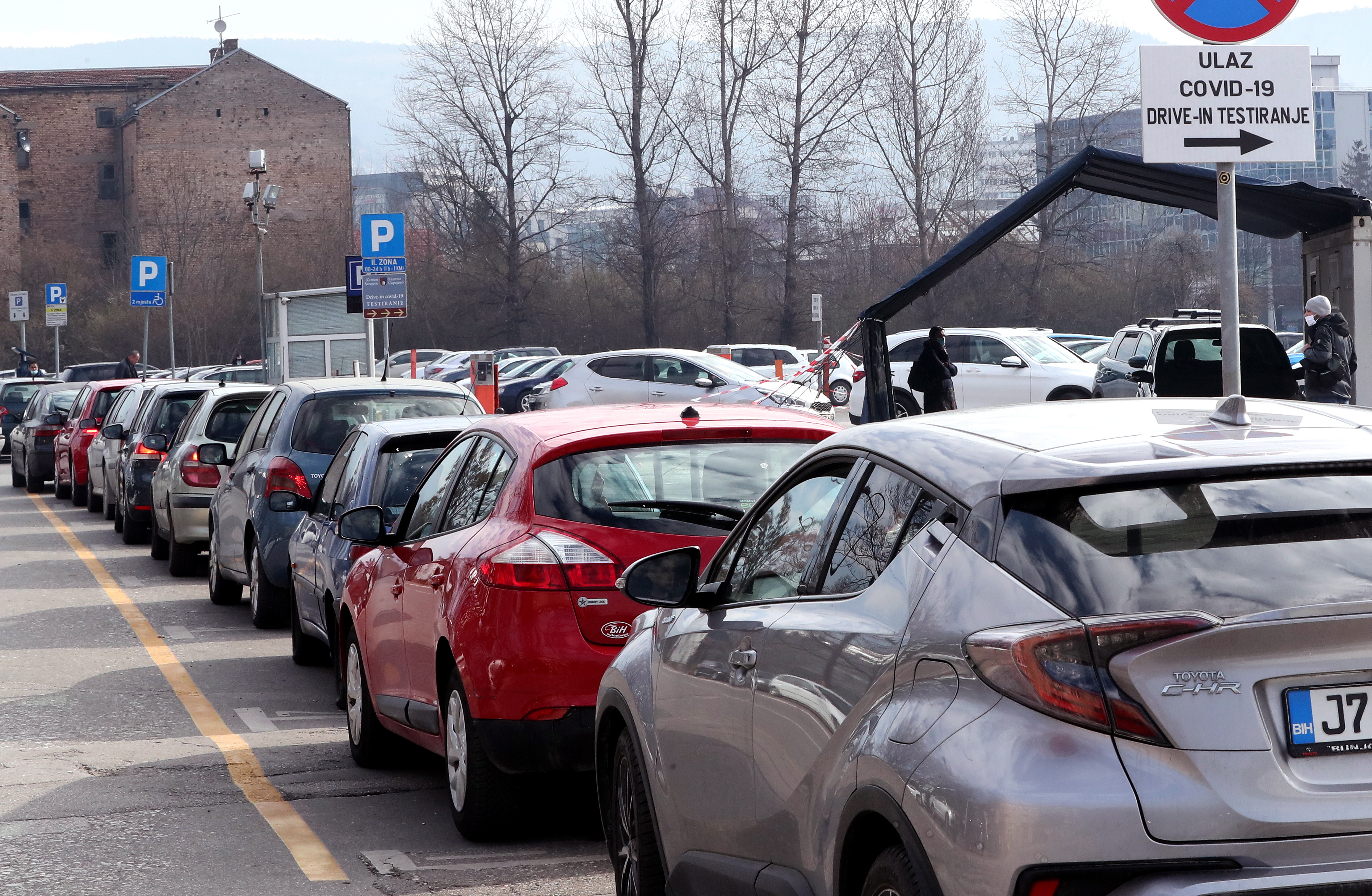 epa09061766 Drivers wait in line for a testing at the Drive-in COVID-19 testing center in a car park in Sarajevo, Bosnia and Herzegovina, 08 March 2021.  EPA-EFE/FEHIM DEMIR