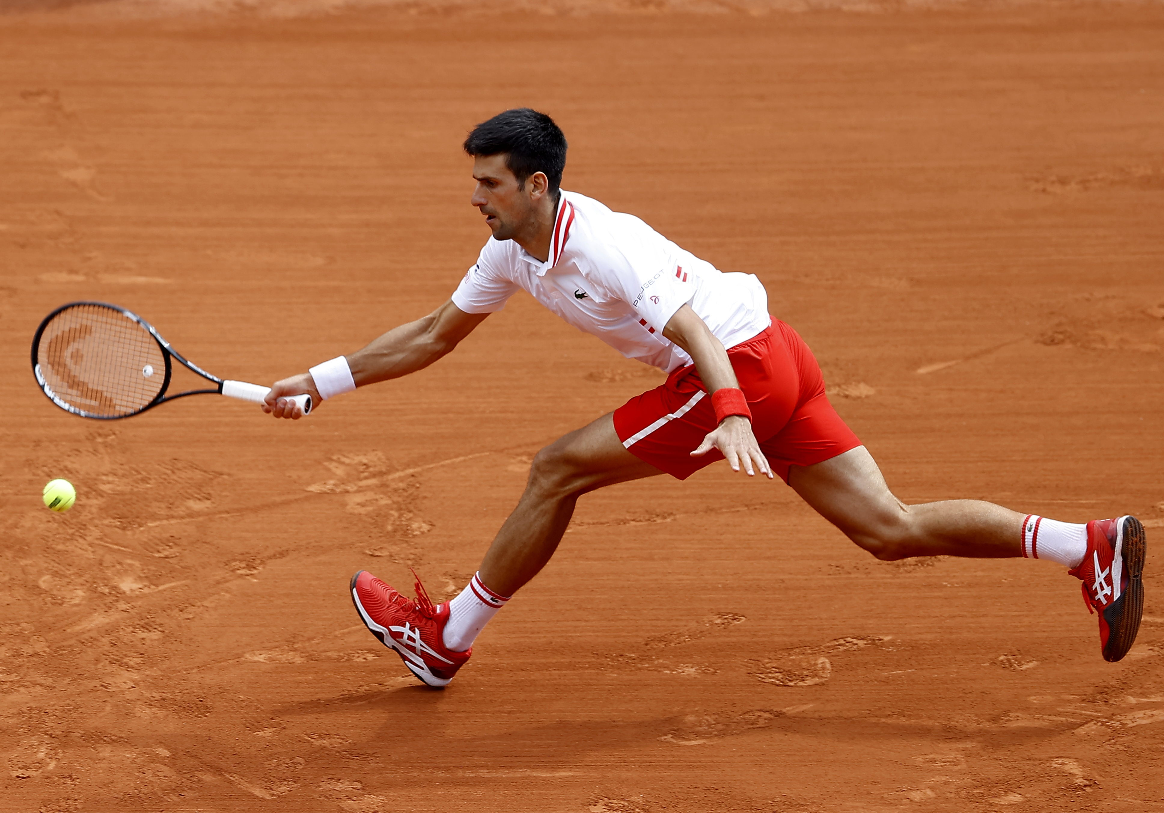 epa09253309 Novak Djokovic of Serbia in action during the 4th round match against Lorenzo Musetti of Italy at the French Open tennis tournament at Roland Garros in Paris, France, 07 June 2021.  EPA-EFE/IAN LANGSDON