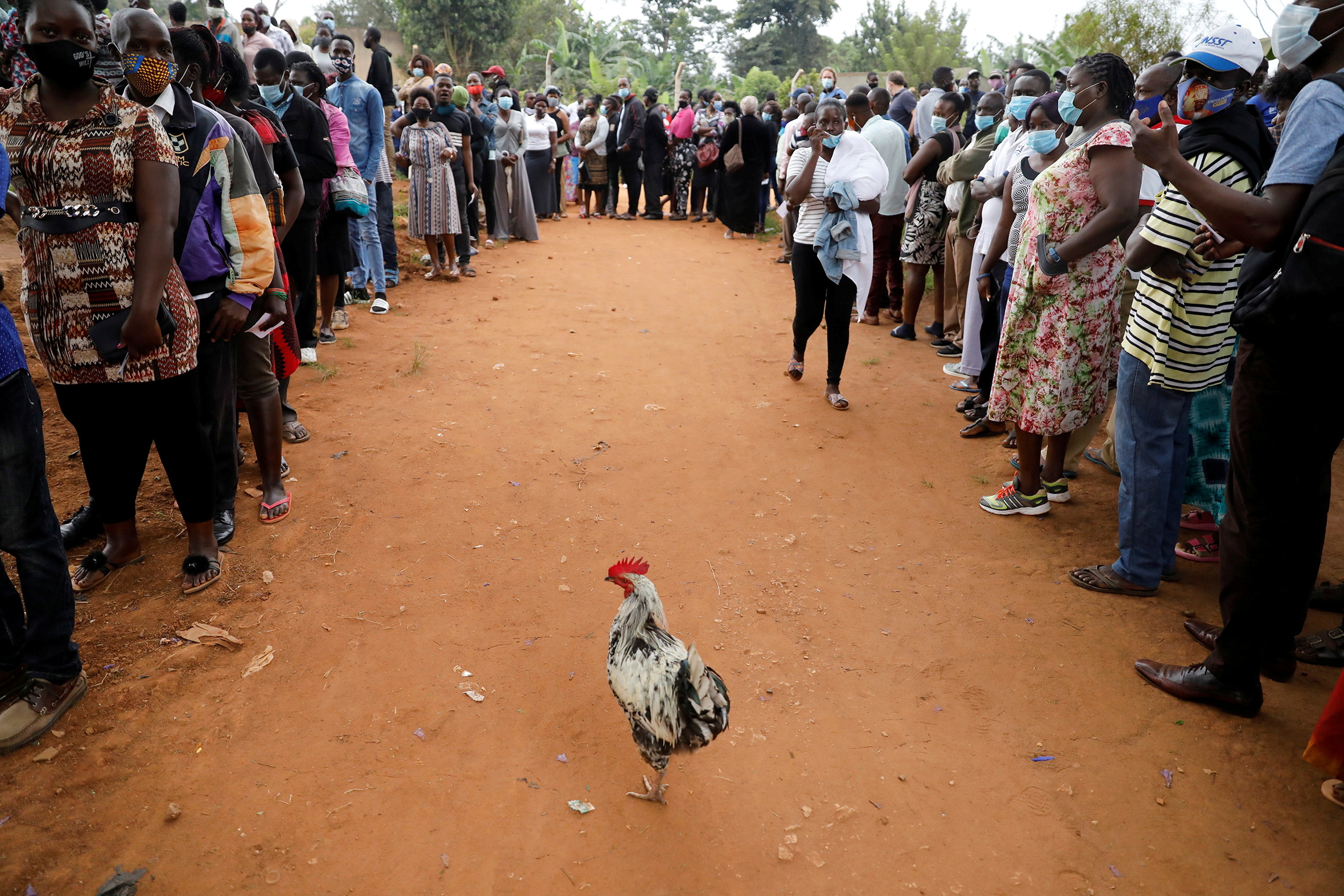 14012021 Voters queue to cast their ballots in the presidential elections outside a voting center in Kampala, Uganda, January 14, 2021. REUTERS/Baz Ratner     TPX IMAGES OF THE DAY