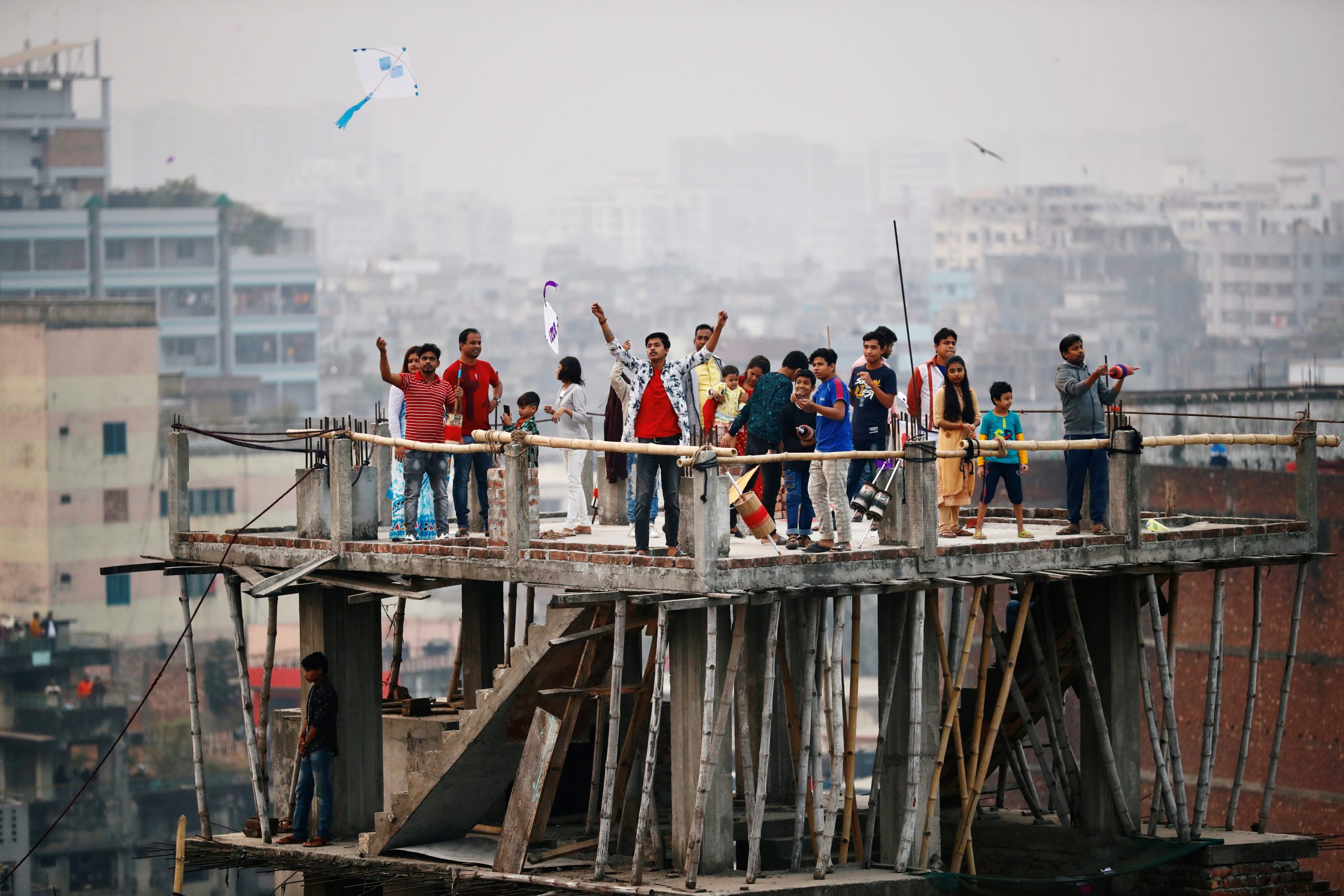 14012021 People fly kites on the rooftop of an under construction building during Sakrain festival in Dhaka, Bangladesh, January 14, 2021. REUTERS/Mohammad Ponir Hossain