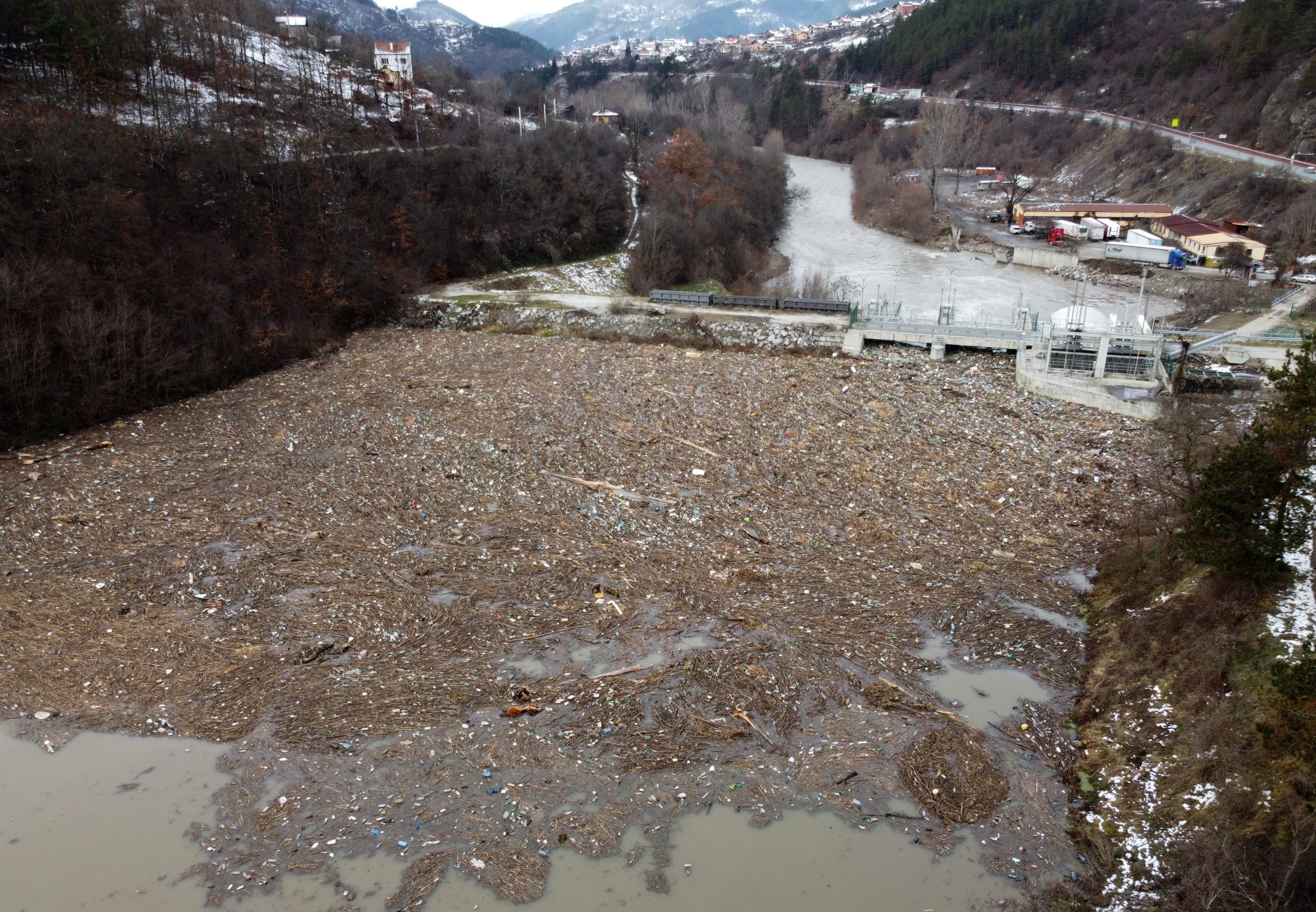 14012021 A picture taken with a drone shows huge amounts of garbage and tree branches stuck in the waters of a dam at Svoge's hydro power plant, due to the heavy rains that have raised the water levels, January 14, 2021. REUTERS/Stoyan Nenov