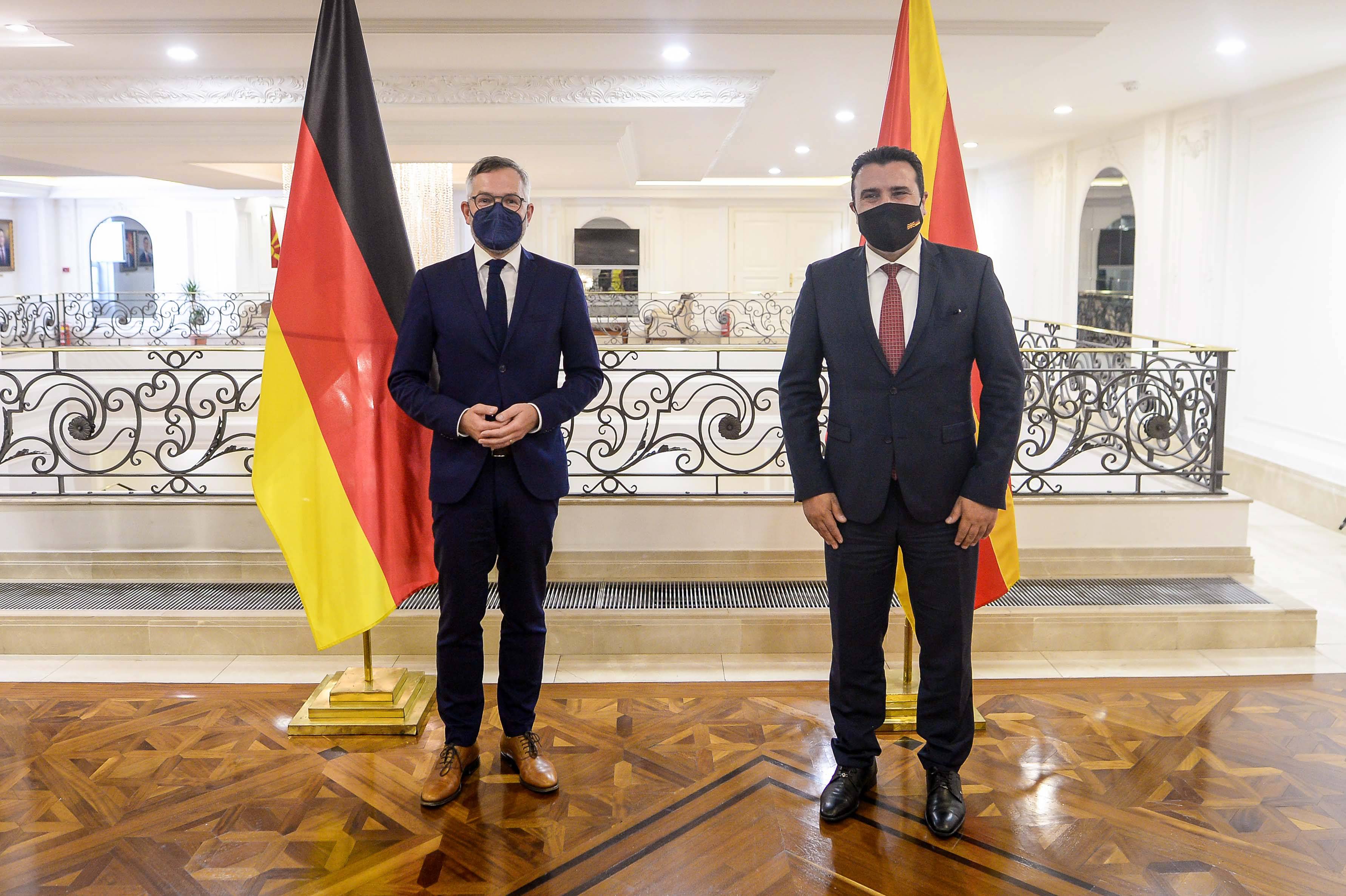 Skoplje, 25.05.2021. - Premijer Severne Makedonije Zoran Zaev i drzavni sekretar u nemackom Ministarstvu spoljnih poslova Mihael Rot sastali su se danas u Vladi Severne Makedonije. Uz vest Bete. (BETAPHOTO/VLADA SEVERNE MAKEDONIJE/DS)