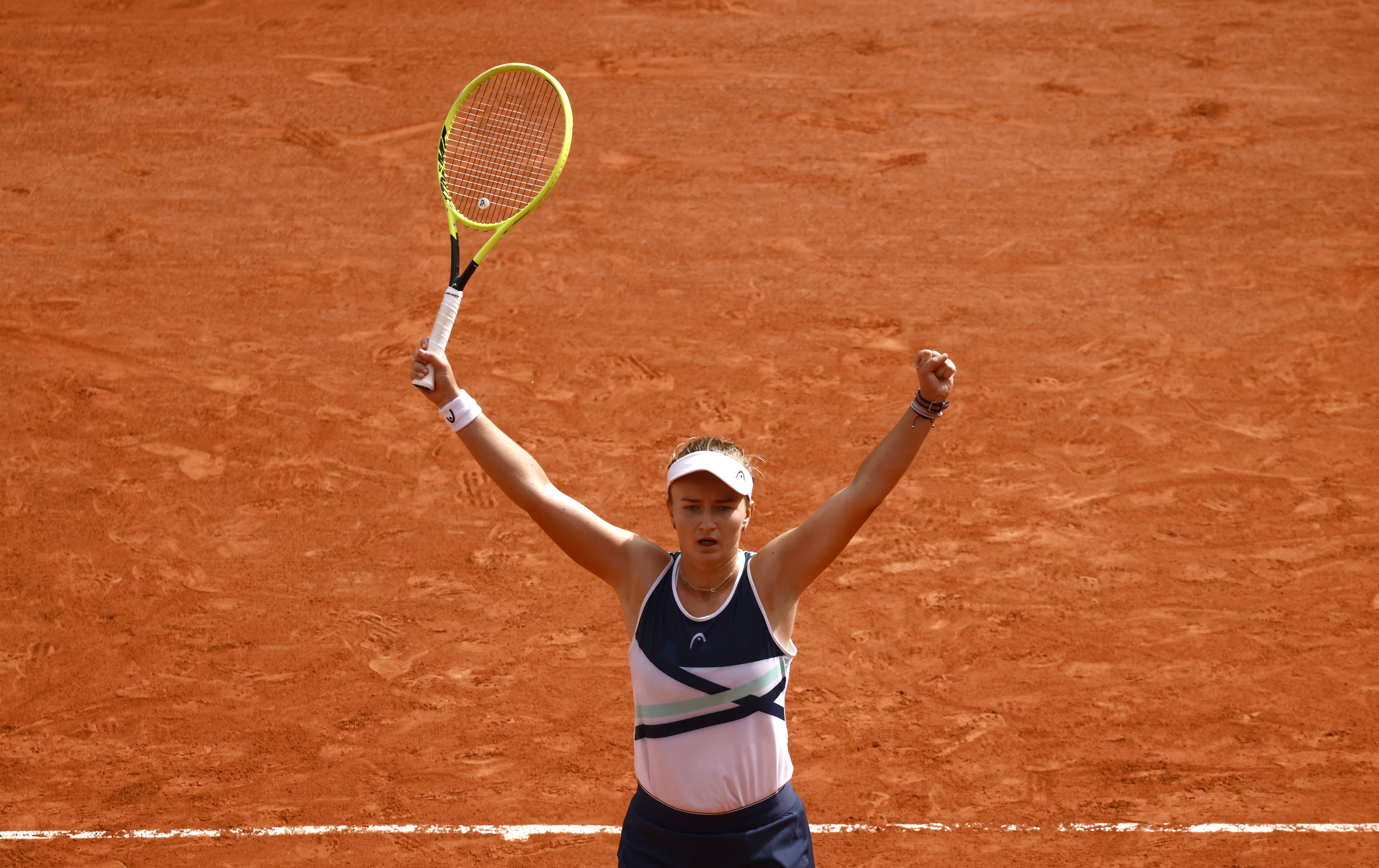 epa09264919 Barbora Krejcikova of the Czech Republic celebrates winning against Anastasia Pavlyuchenkova of Russia during their Women's final match at the French Open tennis tournament at Roland Garros in Paris, France, 12 June 2021.  EPA-EFE/YOAN VALAT