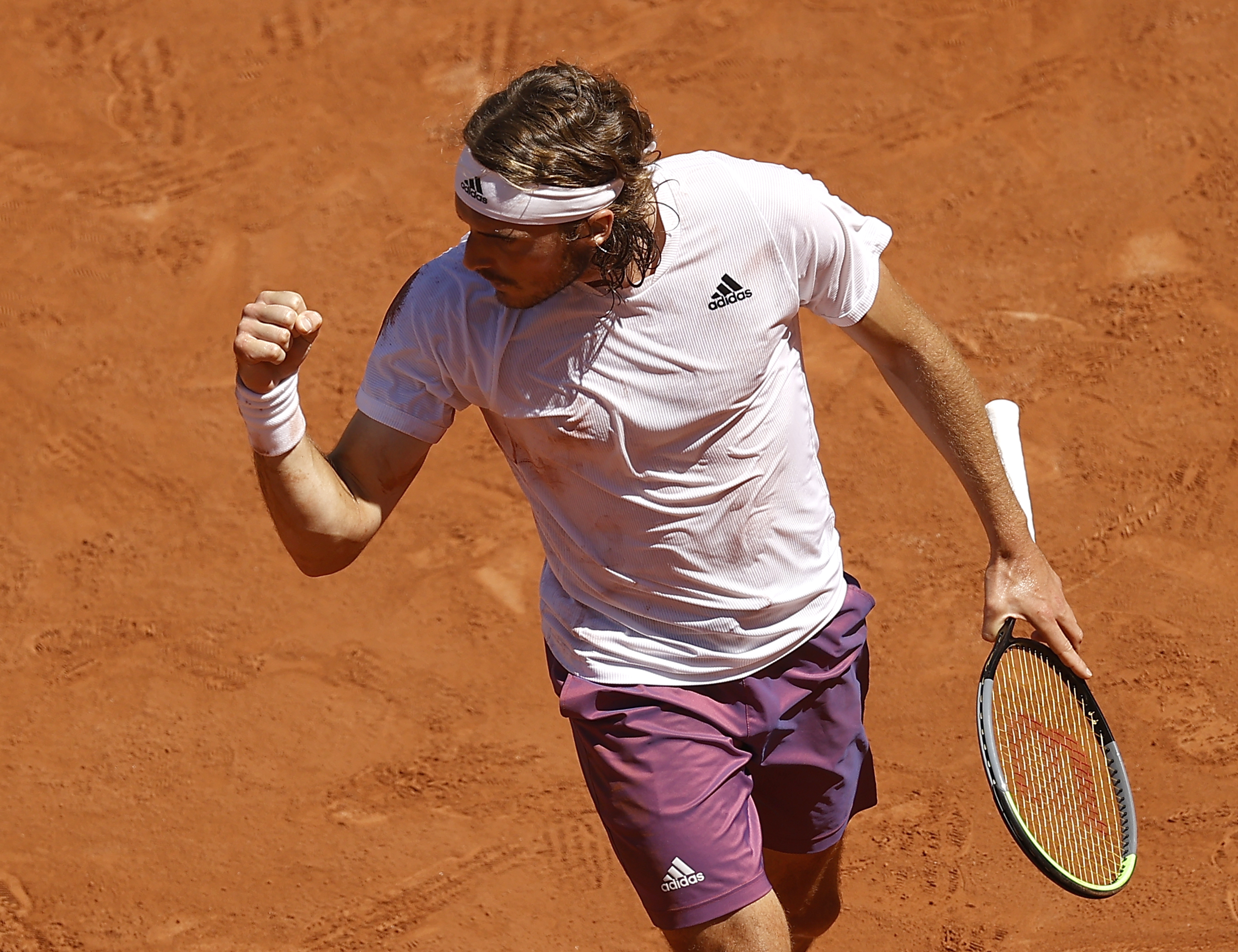 epa09267397 Stefanos Tsitsipas of Greece in action against Novak Djokovic of Serbia during their final match at the French Open tennis tournament at Roland Garros in Paris, France, 13 June 2021.  EPA-EFE/IAN LANGSDON