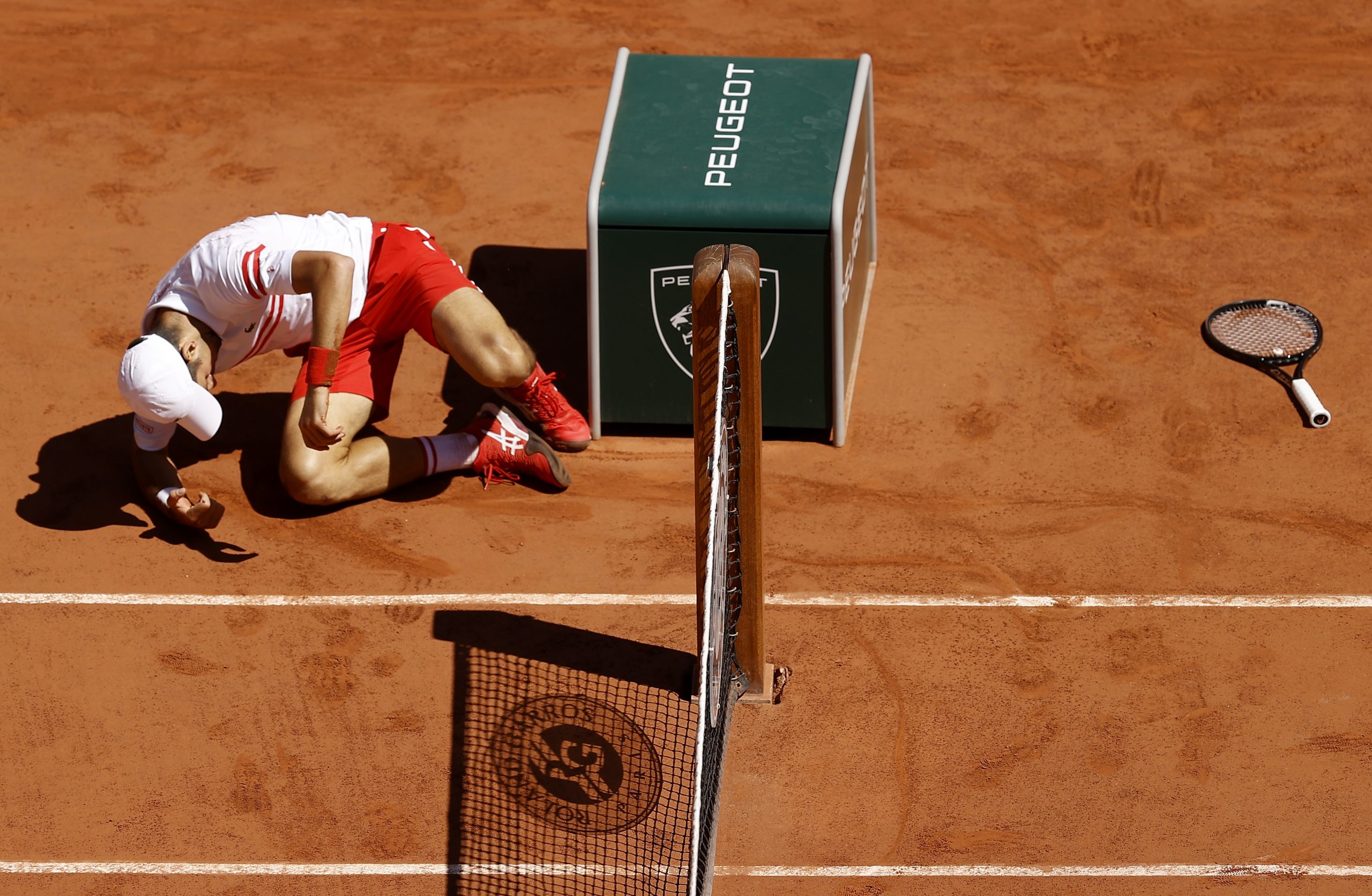 epa09267160 Novak Djokovic of Serbia in action against Stefanos Tsitsipas of Greece during their final match at the French Open tennis tournament at Roland Garros in Paris, France, 13 June 2021.  EPA-EFE/IAN LANGSDON