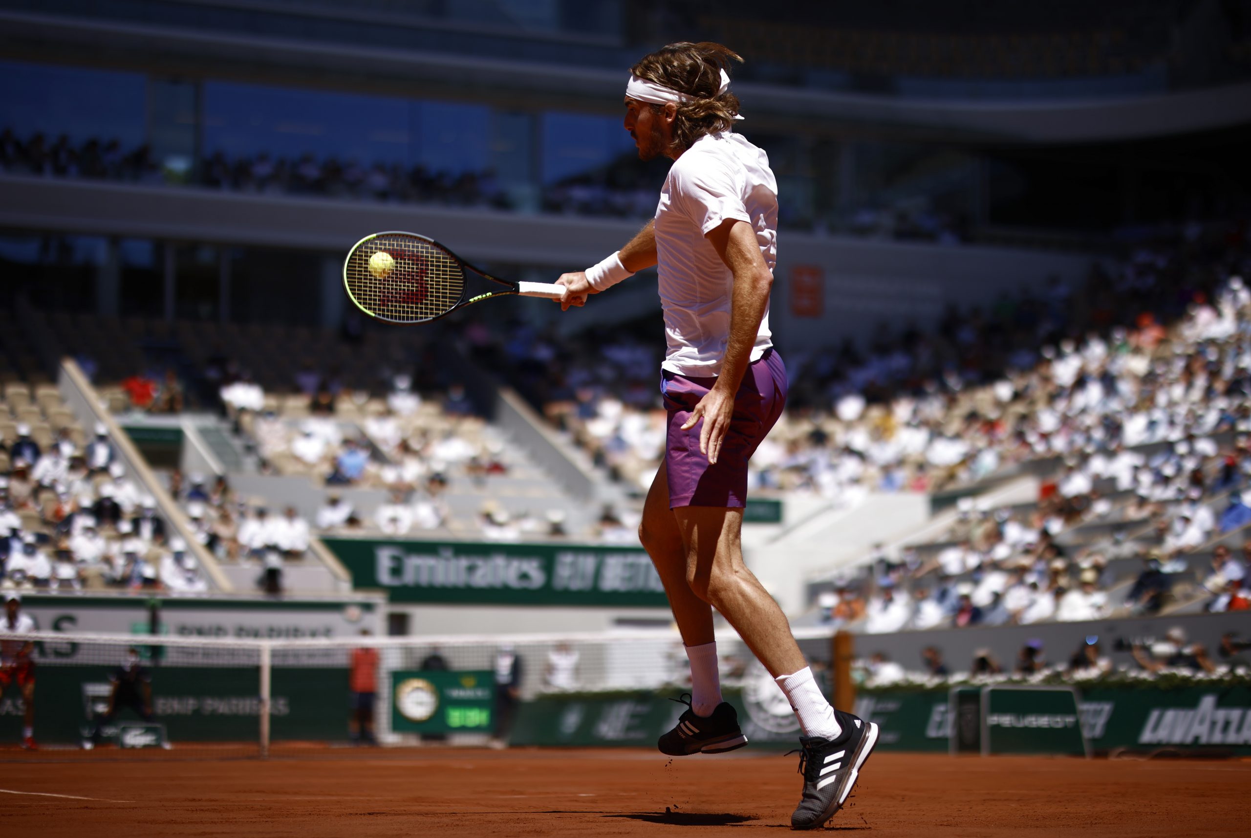 epa09267070 Stefanos Tsitsipas of Greece in action against Novak Djokovic of Serbia during their final match at the French Open tennis tournament at Roland Garros in Paris, France, 13 June 2021.  EPA-EFE/YOAN VALAT