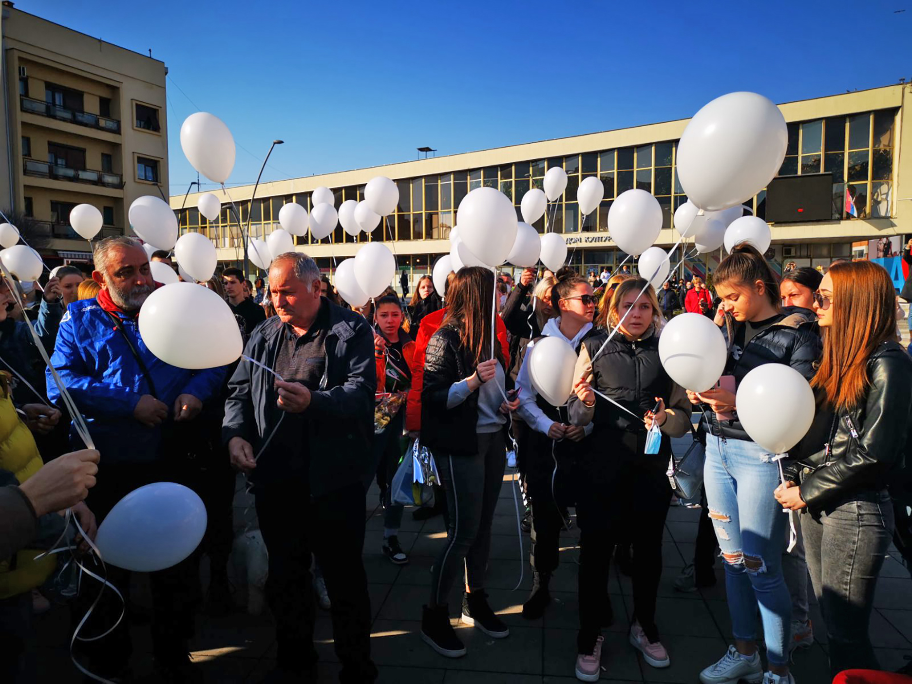 oprostili maturanti čačanske Gimnazije, brojni članovi porodice, prijatelji i Čačani koji su 8. marta sa centralnog gradskog trga grada pored Morave pustili na hiljade belih balona ka nebu.