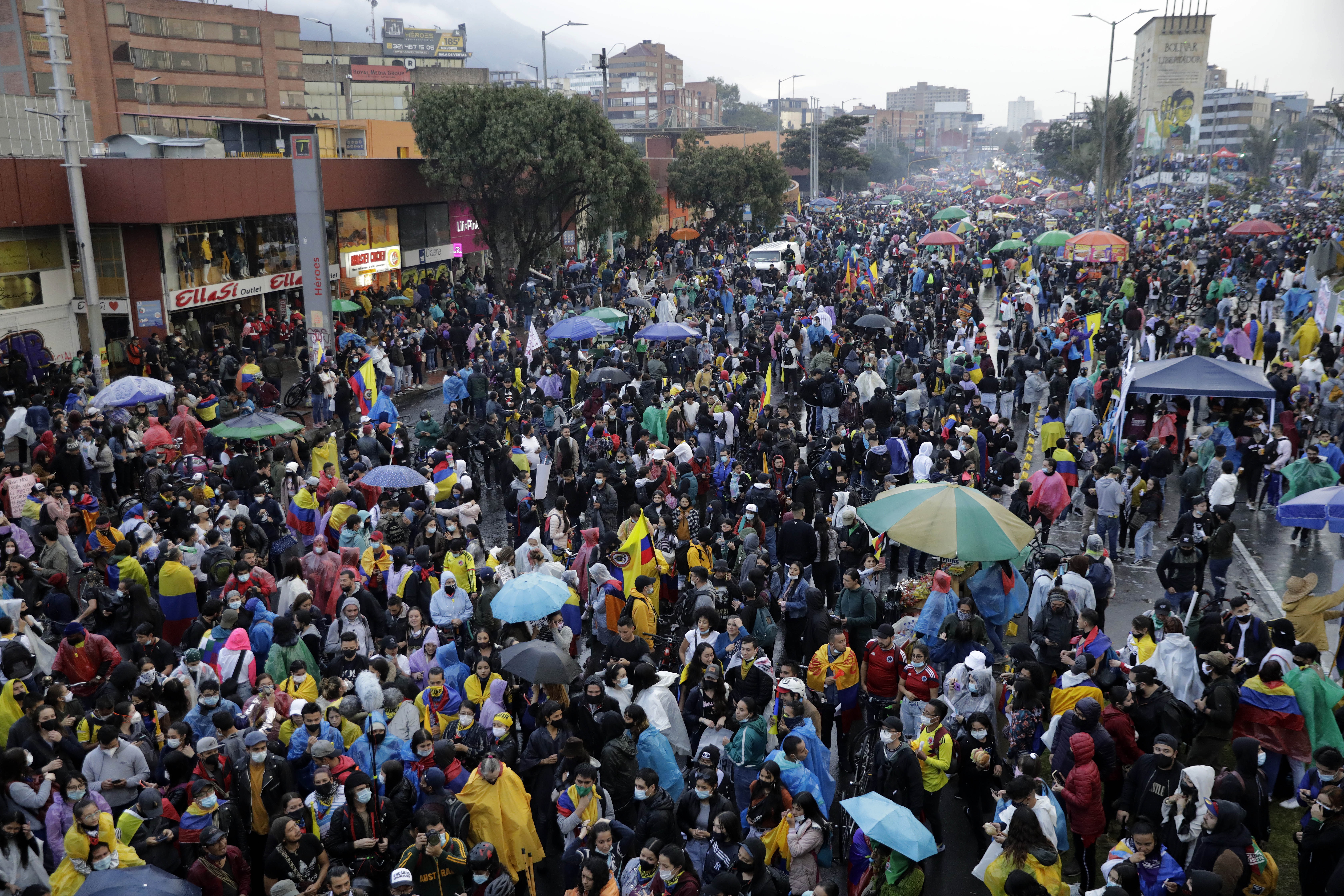 epa09234430 Thousands of Colombians gather at the Monument to the Heroes to mark one month of protests against the government and police violence, in Bogota, Colombia, 28 May 2021.  EPA-EFE/Carlos Ortega