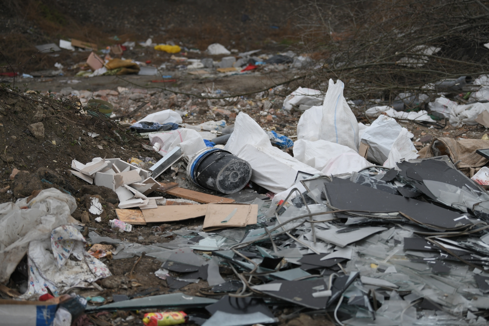 Beograd, 18.12.2020. Pančevački most i ispod mosta, smeće, karton naselje, deponija, Romi, Romsko naselje Foto: Dragan Mujan/Nova.rs