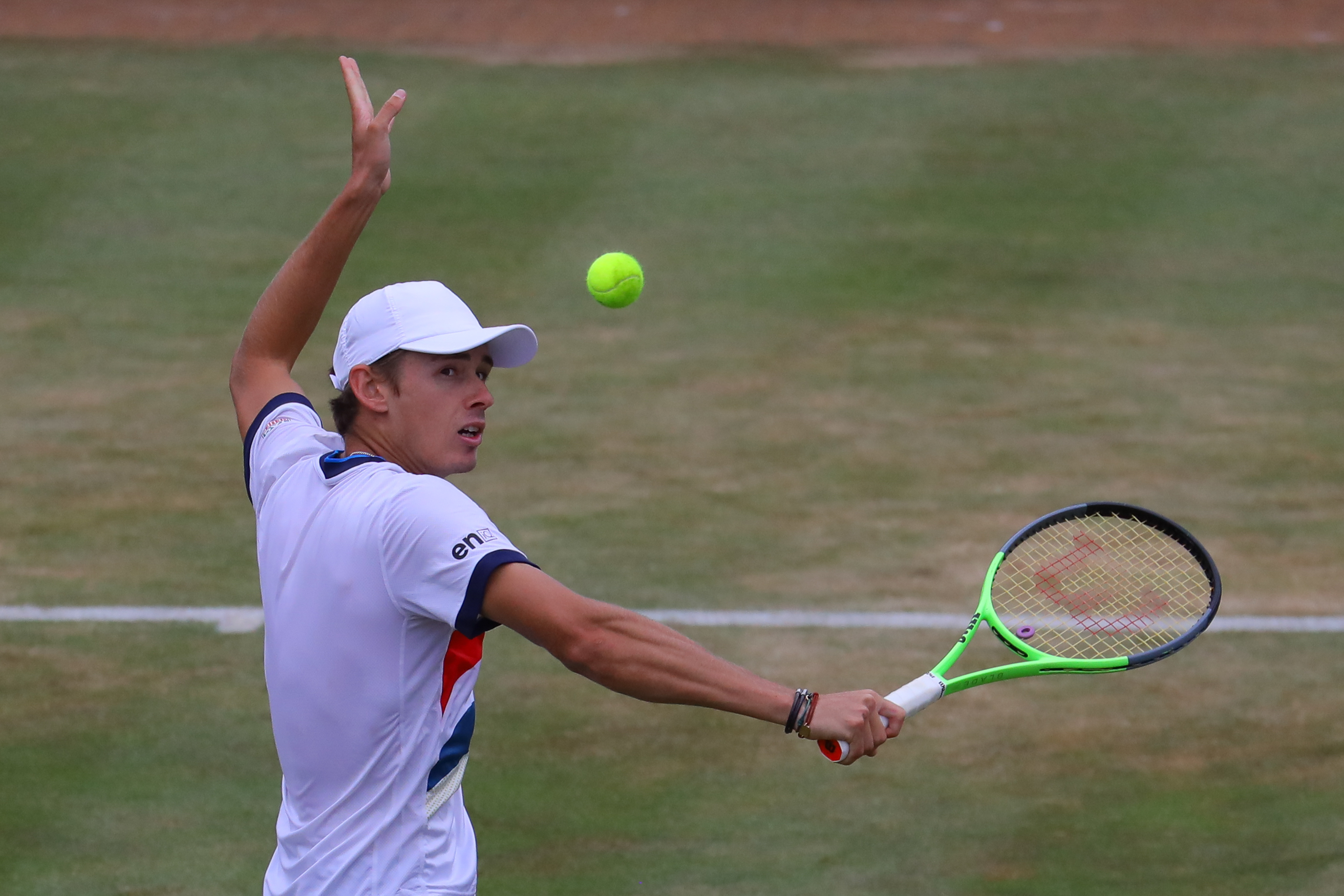 epa09285602 Australia's Alex de Minaur in action against Italy's Matteo Berrettini during their semi final match on day 6 of the Cinch Championships at the Queen's Club in London, Britain, 19 June 2021.  EPA-EFE/VICKIE FLORES