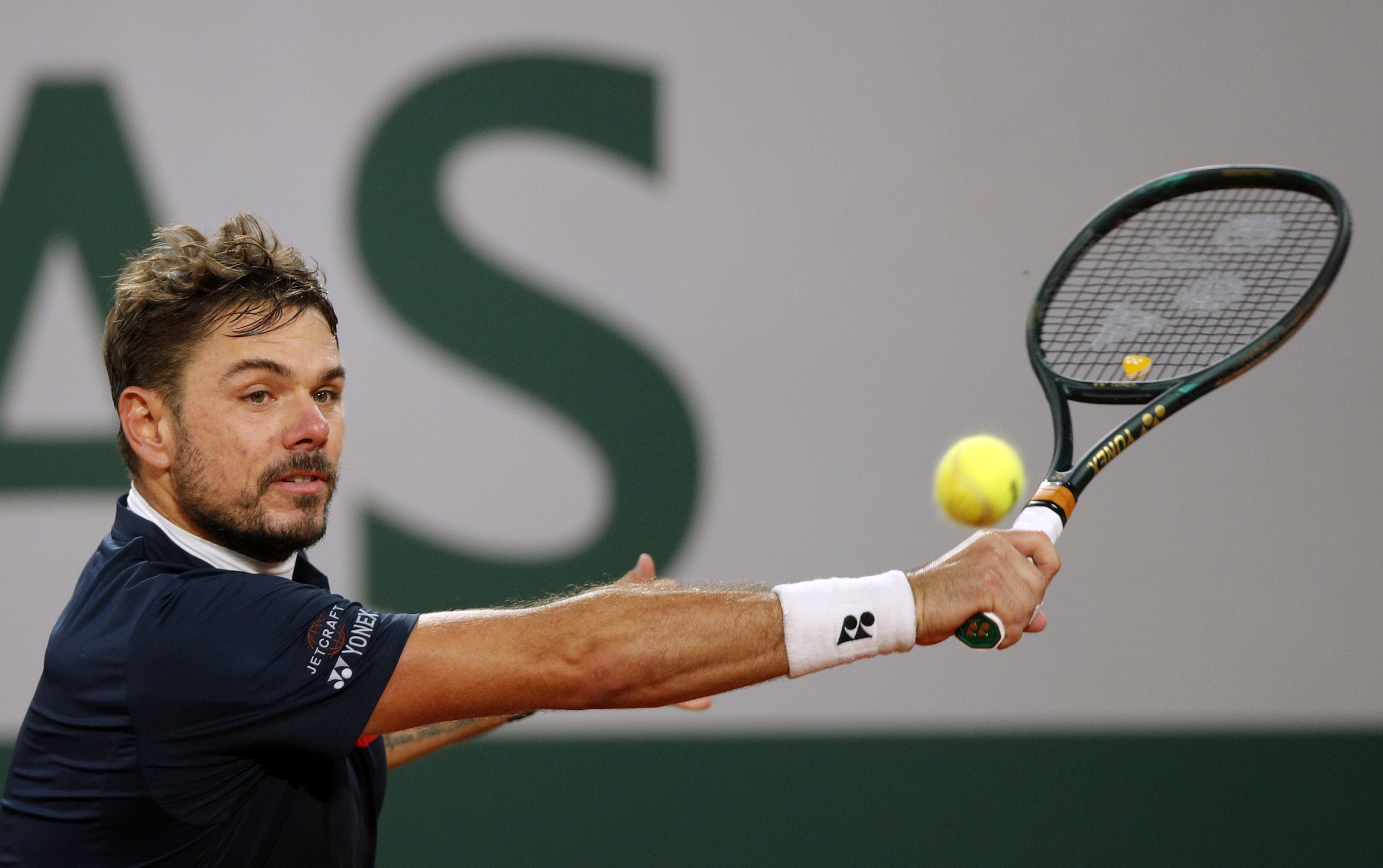 epa08702276 Stan Wawrinka of Switzerland in action against Andy Murray of Britain during their men?s first round match during the French Open tennis tournament at Roland Garros in Paris, France, 27 September 2020.  Foto: EPA-EFE/YOAN VALAT