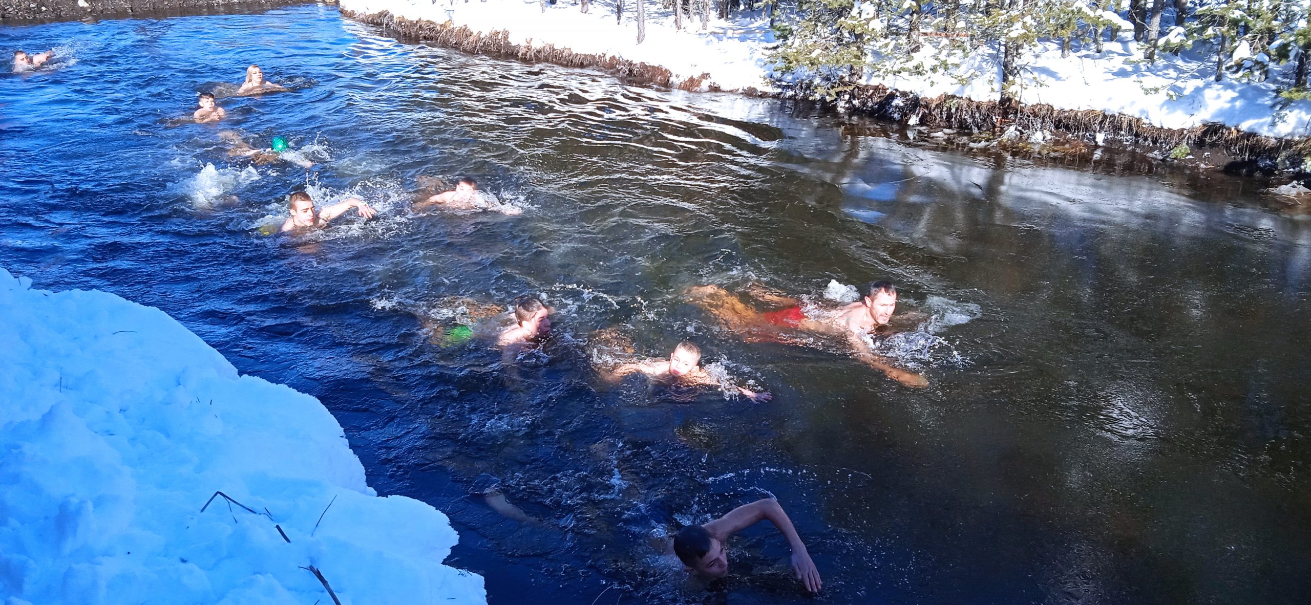 Zlatibor, 19.01.2021. Plivanje za časni Krst, Bogojavljenski krst, Bogojavljenje, reka Crni Rzav Foto: Slavica Panić/Nova.rs
Slike poslala Slavica Panić