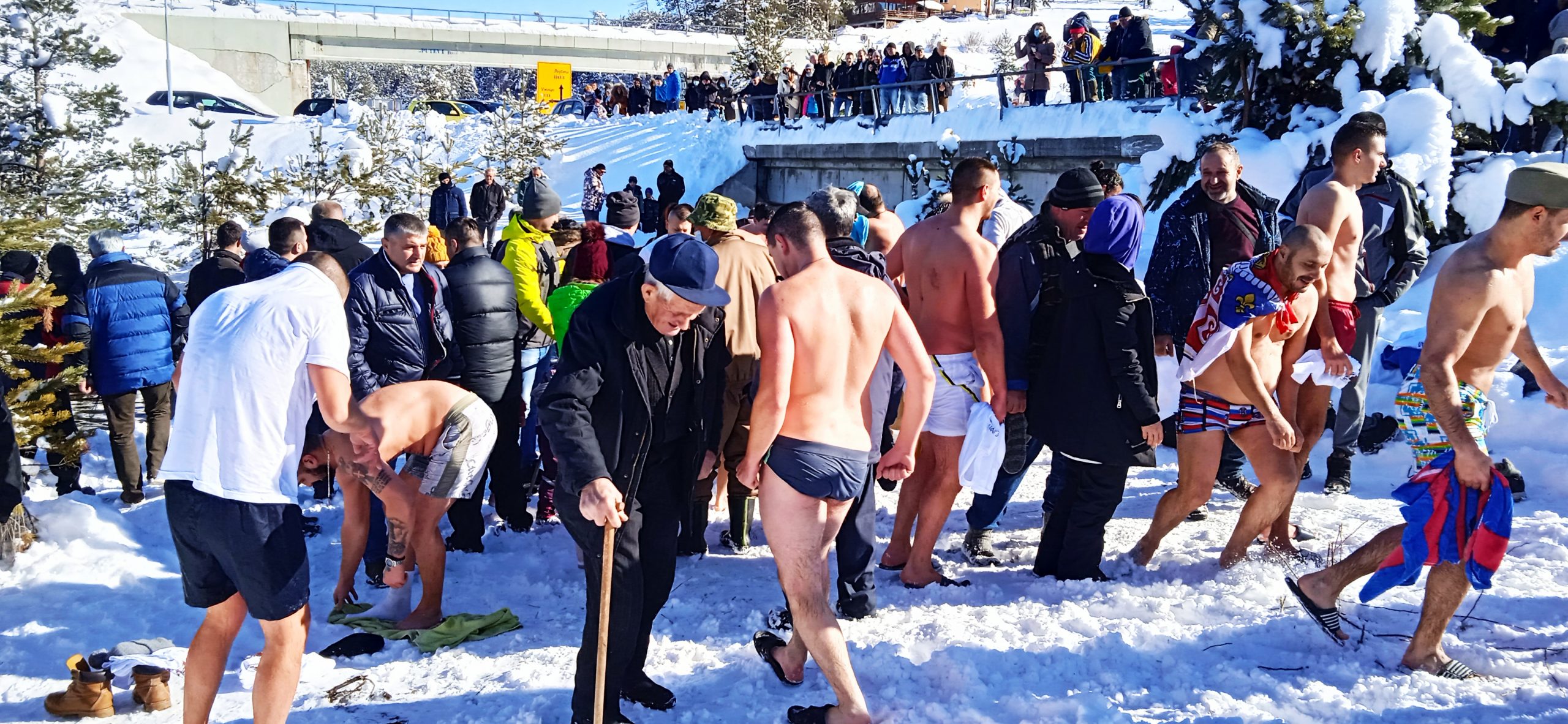 Zlatibor, 19.01.2021. Plivanje za časni Krst, Bogojavljenski krst, Bogojavljenje, reka Crni Rzav Foto: Slavica Panić/Nova.rs
Slike poslala Slavica Panić