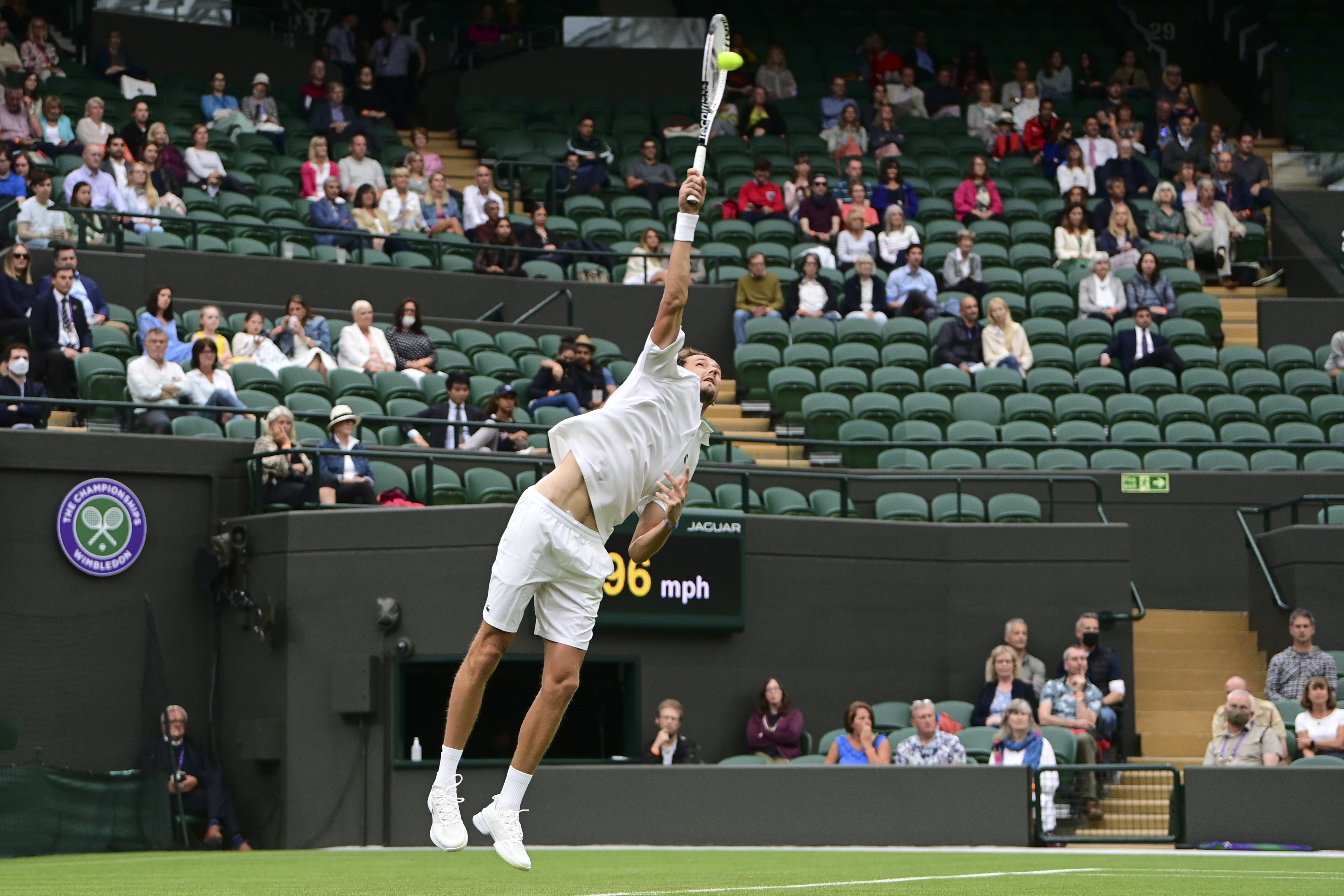 epa09311452 Daniil Medvedev of Russia in action against Jan-Lennard Struff of Germany during their first round match at the Wimbledon Championships tennis tournament in Wimbledon, Britain, 29 June 2021.  EPA-EFE/NEIL HALL   EDITORIAL USE ONLY