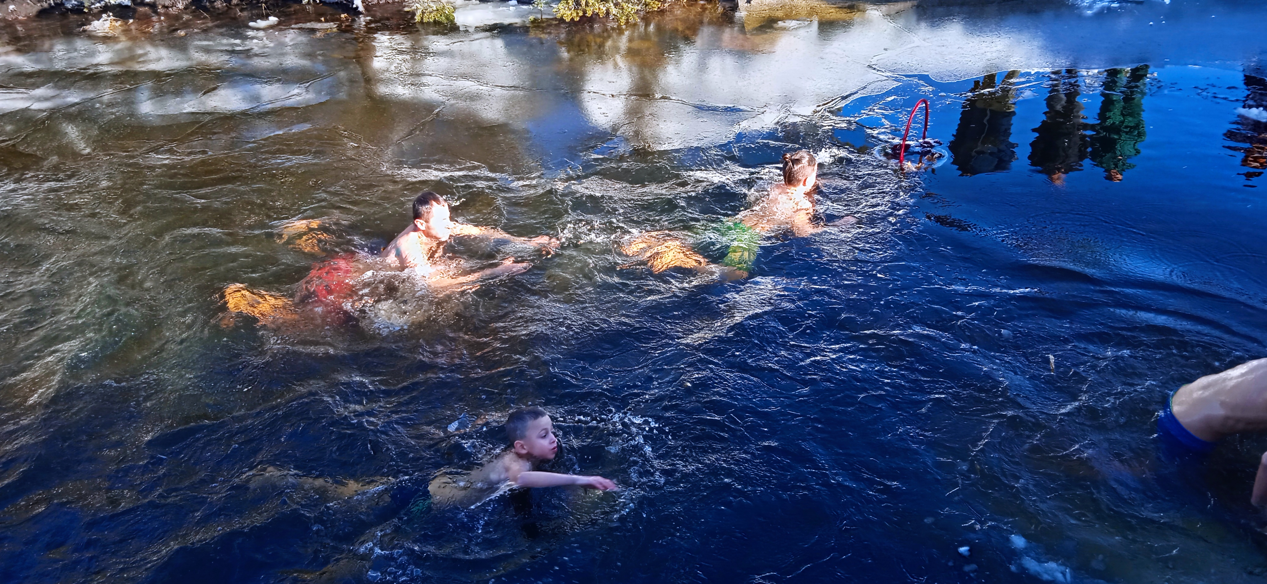 Zlatibor, 19.01.2021. Plivanje za časni Krst, Bogojavljenski krst, Bogojavljenje, reka Crni Rzav Foto: Slavica Panić/Nova.rs
Slike poslala Slavica Panić