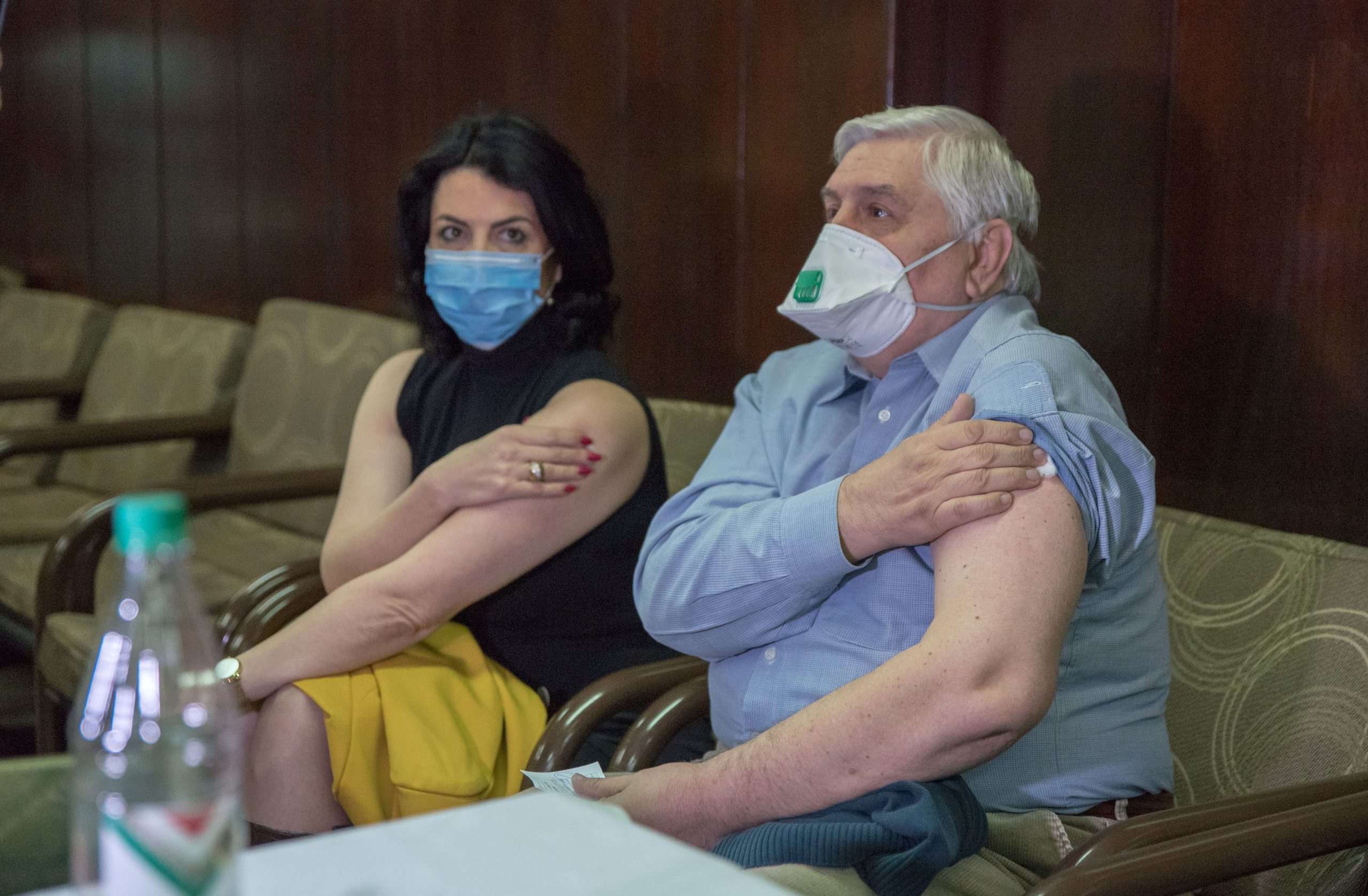 Niš, 20. januara 2021 - Gradonacelnica Nisa Dragana Sotirovski i epidemiolog Branislav Tiodorovic. Vakcinacija u Nisu. FOTO TANJUG/ DIMITRIJE NIKOLIC/bs