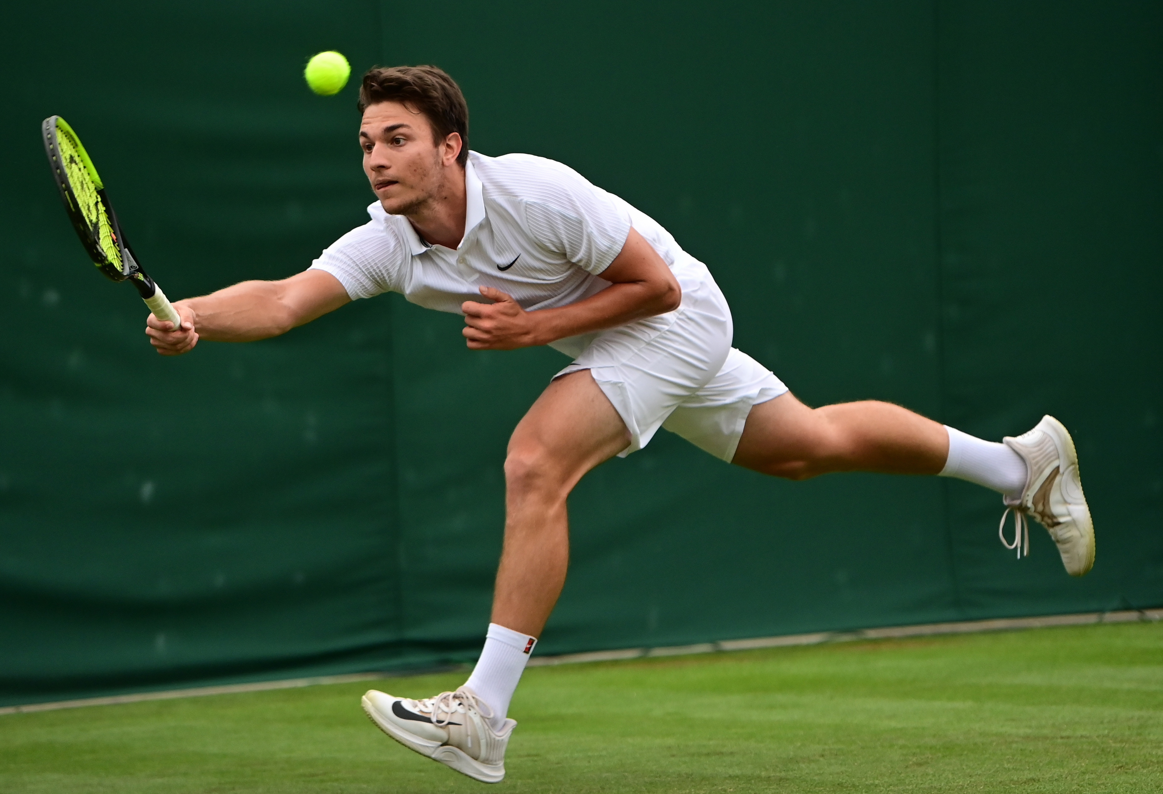 epa09314298 Miomir Kecmanovic of Serbia in action against Roberto Bautista Agut of Spain during their second round match at the Wimbledon Championships, Wimbledon, Britain, 30 June 2021.  EPA-EFE/NEIL HALL   EDITORIAL USE ONLY