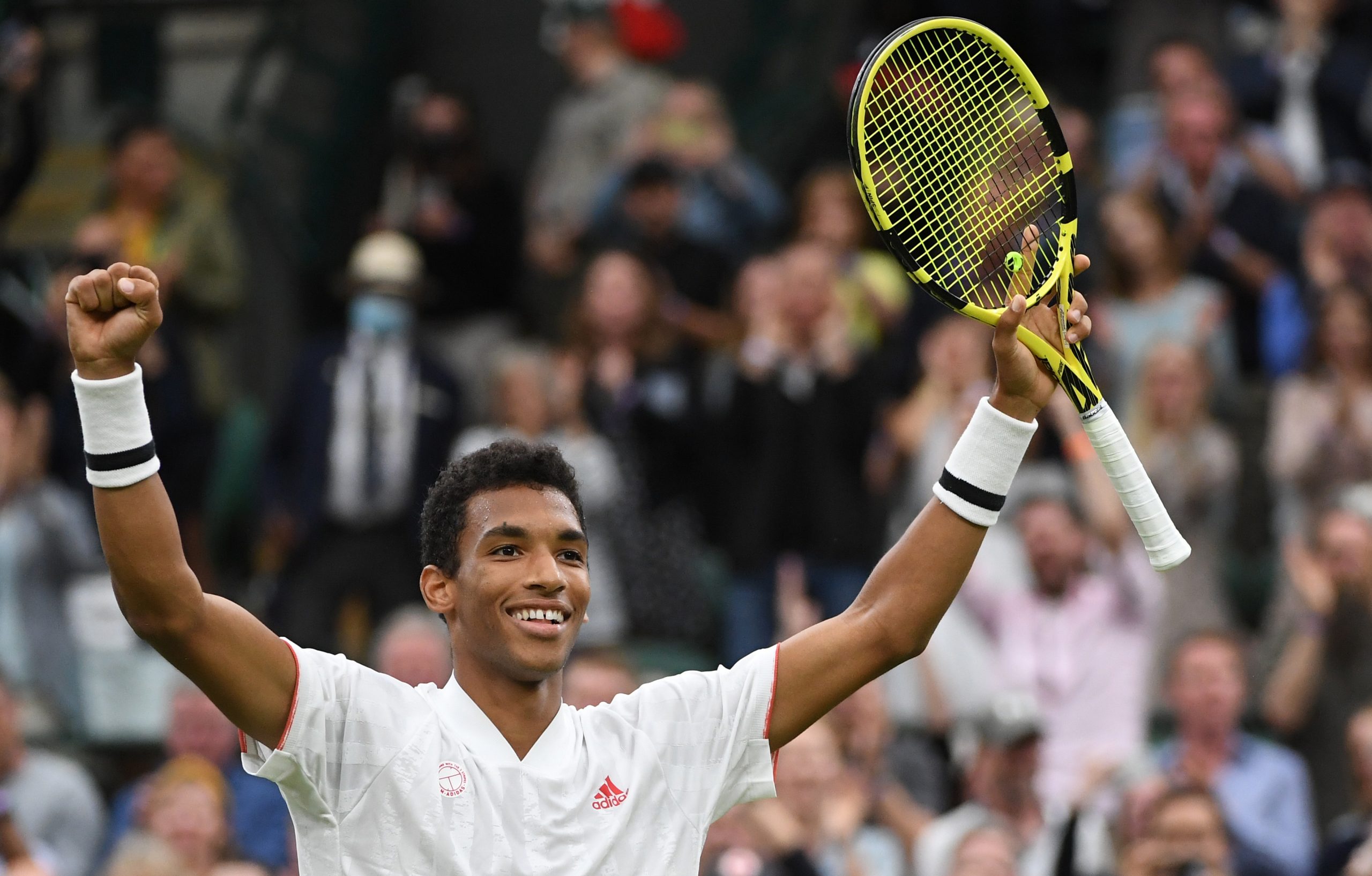 epa09324524 Felix Auger-Aliassime of Canada celebrates winning his 4th round match against Alexander Zverev of Germany at the Wimbledon Championships in Wimbledon, Britain, 05 July 2021.  EPA-EFE/FACUNDO ARRIZABALAGA   EDITORIAL USE ONLY