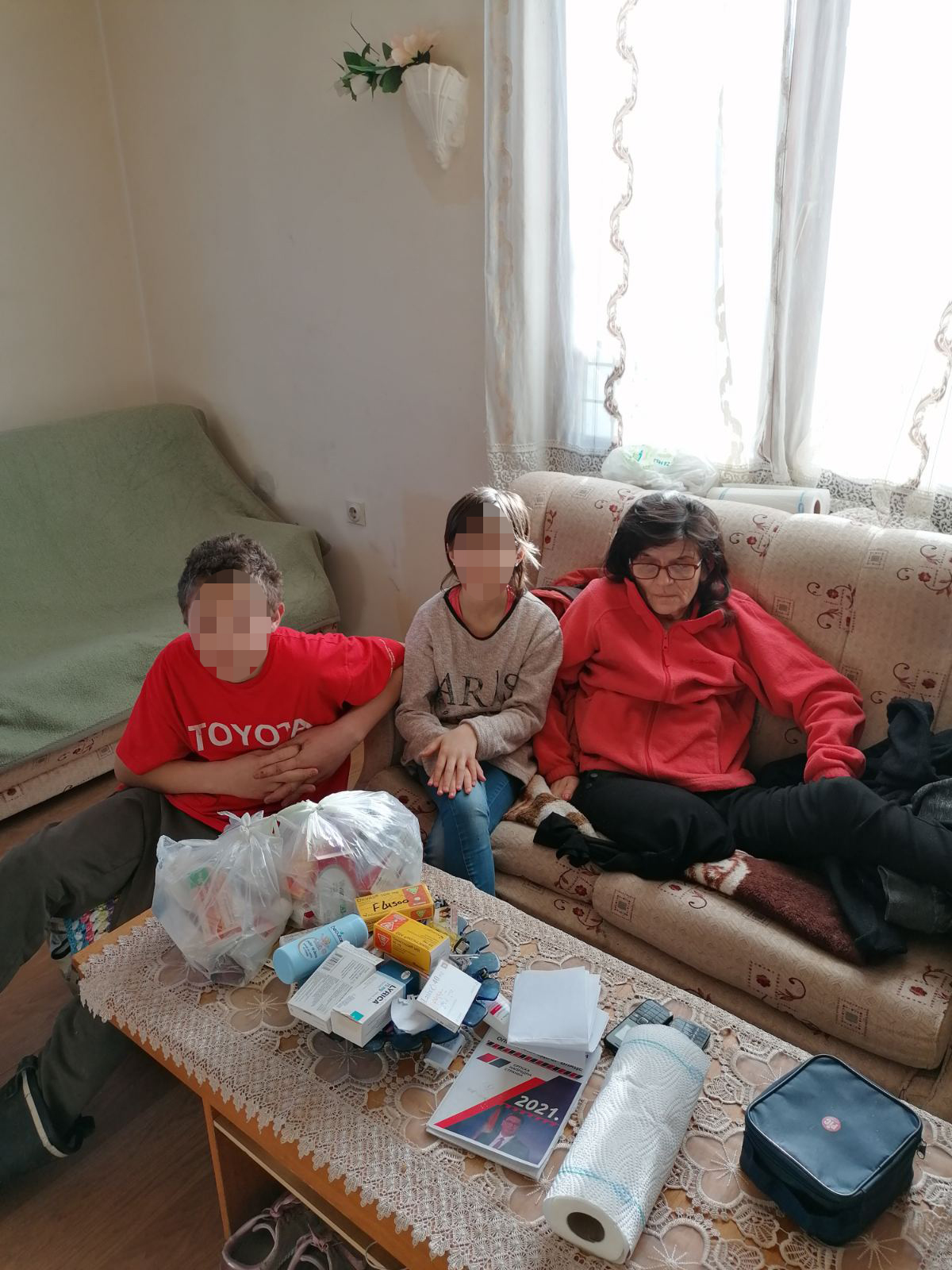 Blace 21.03.2021. Deca, baka, socijalna služba, pokušaj uzimanja dece od bake, socijalna radnica Foto: Nova.rs