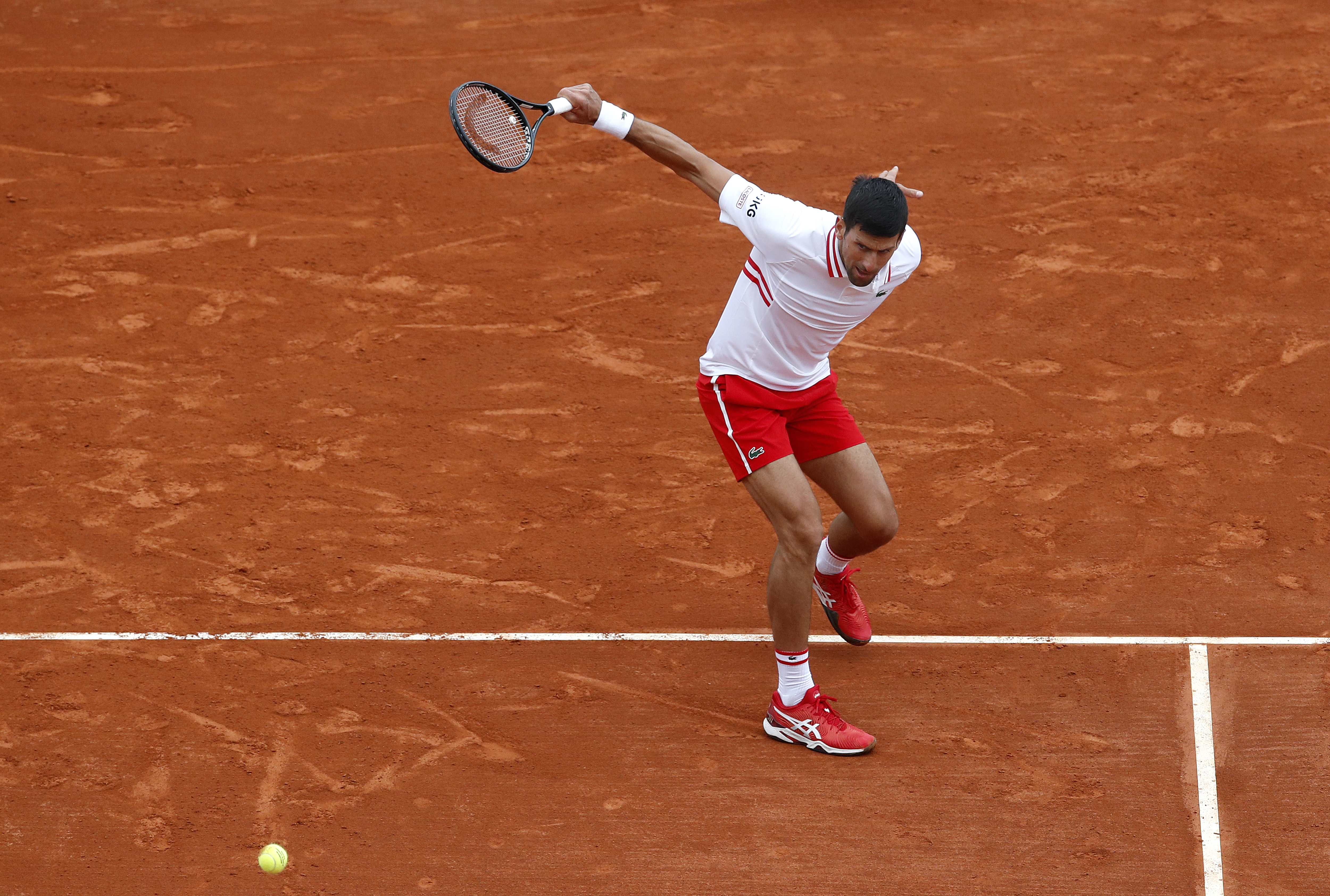 epa09136902 Novak Djokovic of Serbia in action during his third round match against Daniel Evans of Britain at the Monte-Carlo Rolex Masters tournament ?in Roquebrune Cap Martin, France, 15 April 2021.  EPA-EFE/SEBASTIEN NOGIER