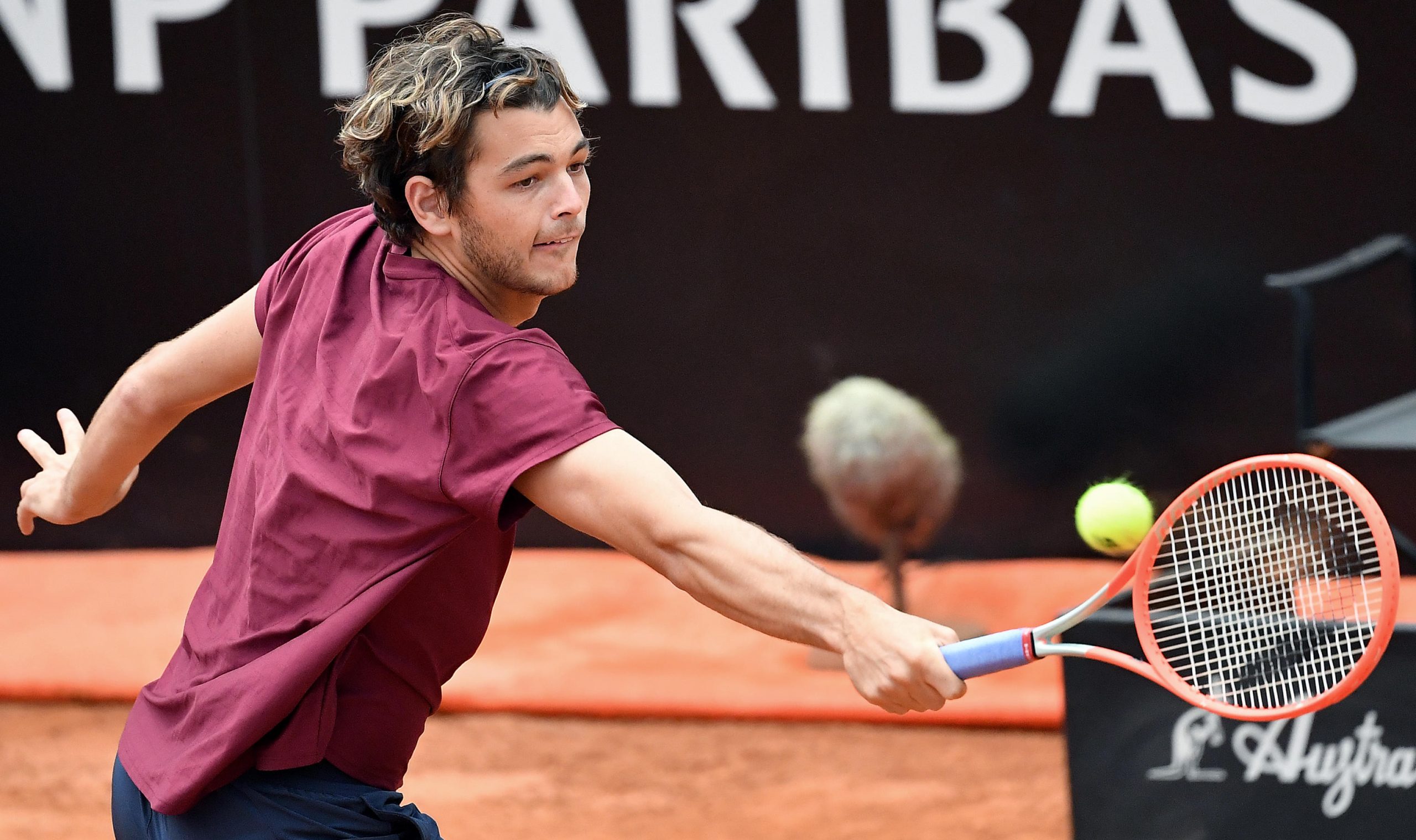 epa09191417 Taylor Fritz of US in action against Novak Djokovic of Serbia during their men's singles second round match at the Italian Open tennis tournament in Rome, Italy, 11 May 2021.  EPA-EFE/ETTORE FERRARI