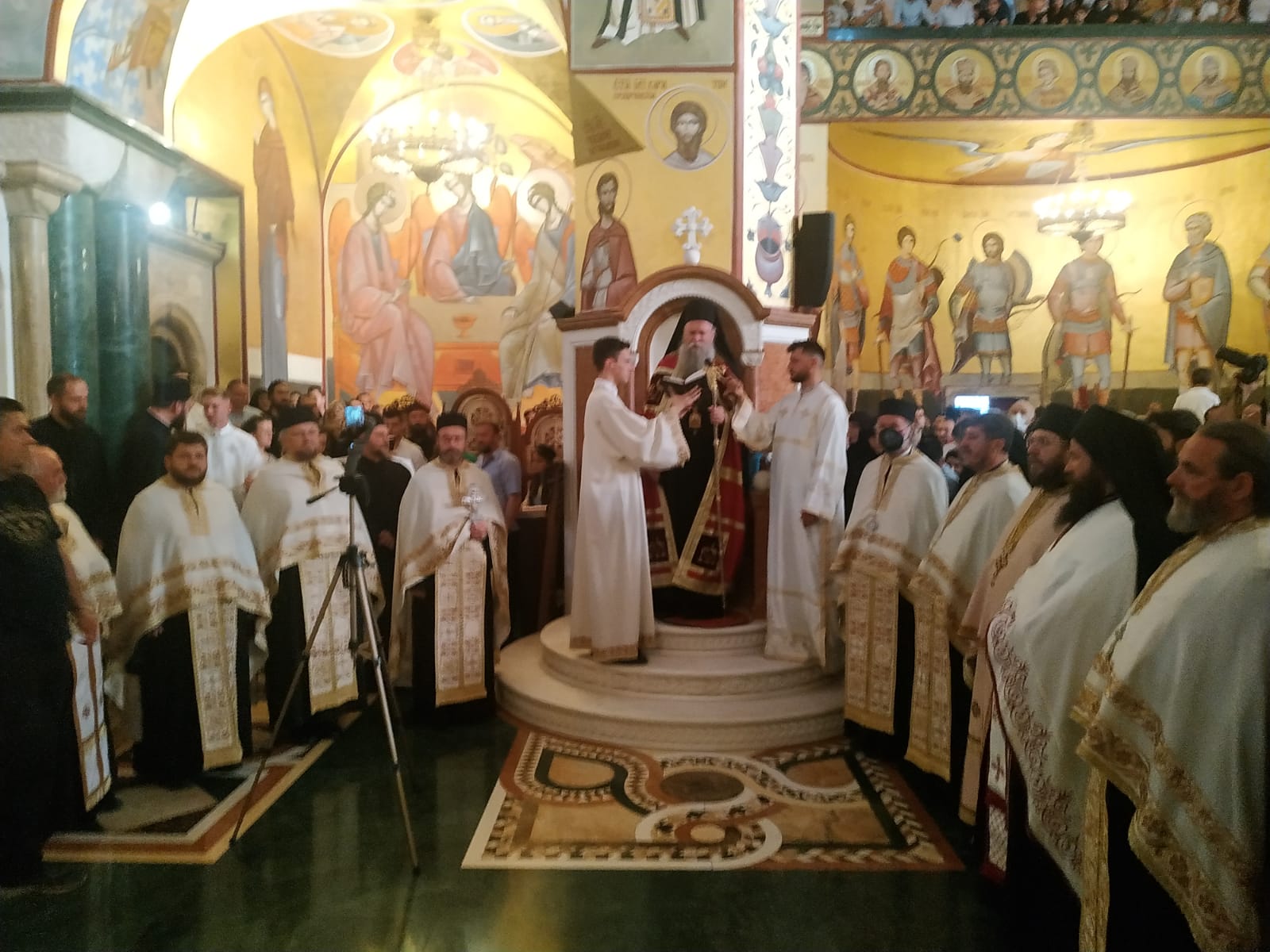 Podgorica, Saborni hram, mitropolit Joanikije doček, Foto: drug Vojislava Milovančevića