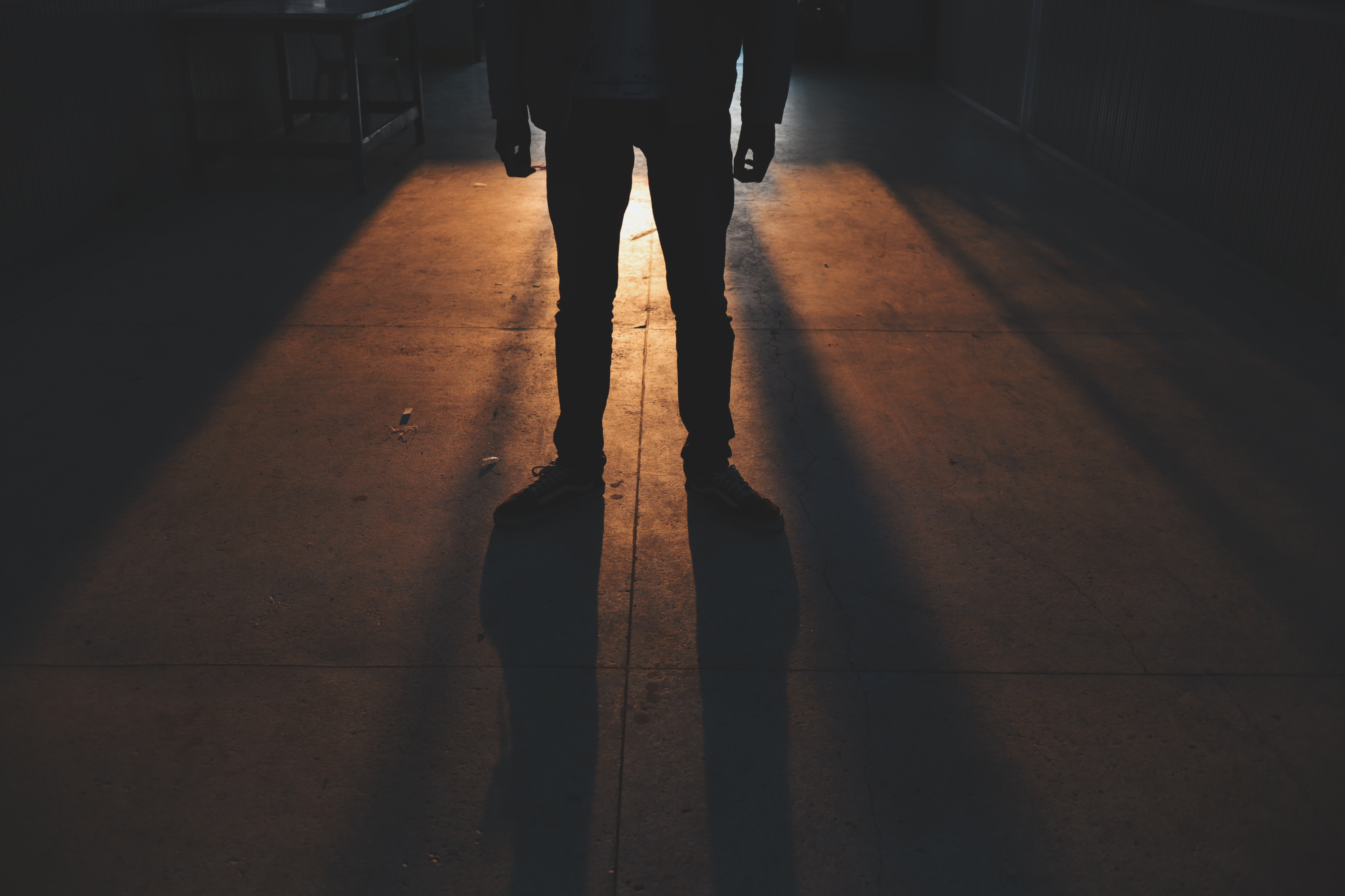 Mladic u crnom prati devojke na Vracaru