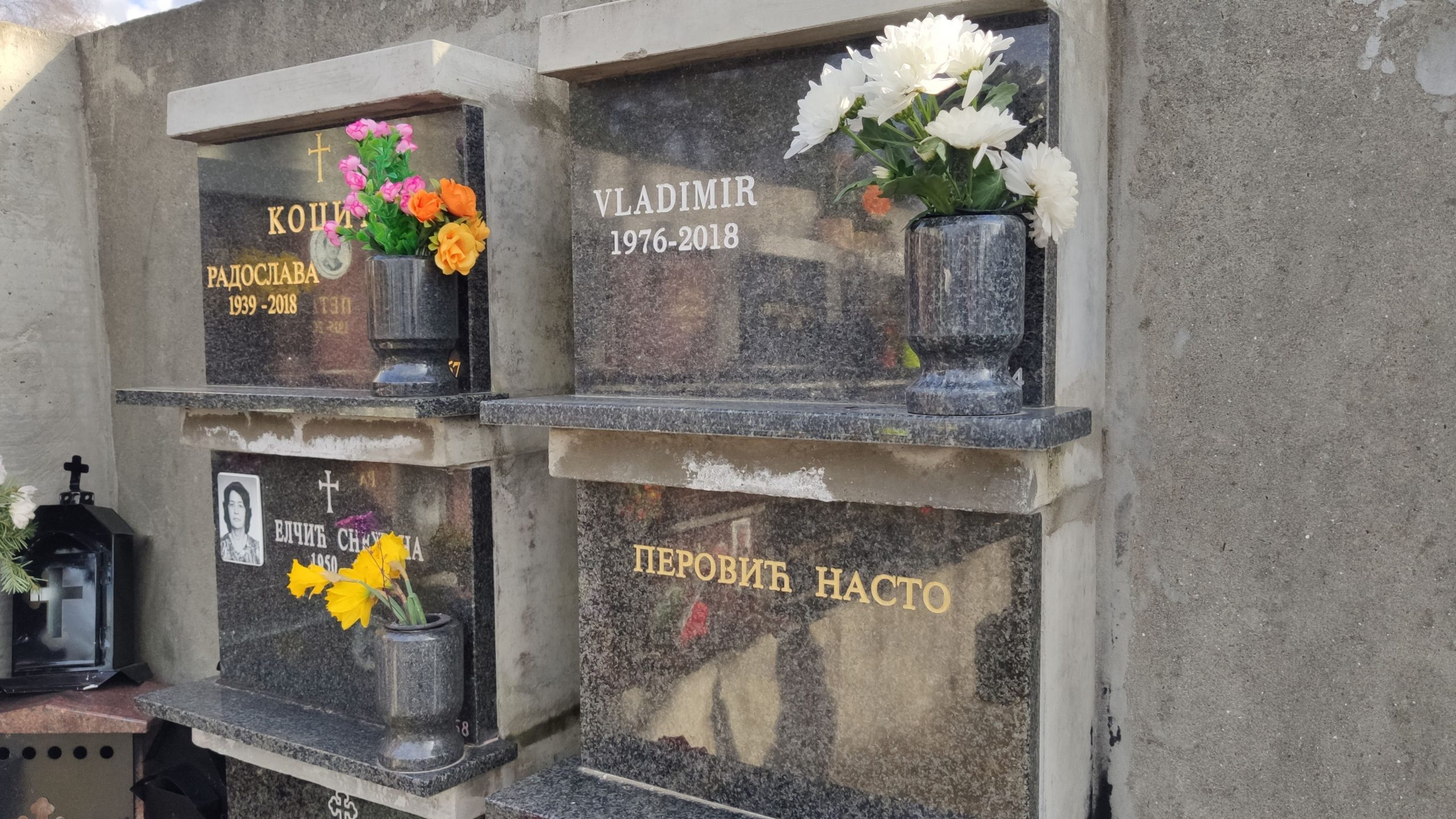 lešće groblje Vladimir Cvijan, advokat grob urna