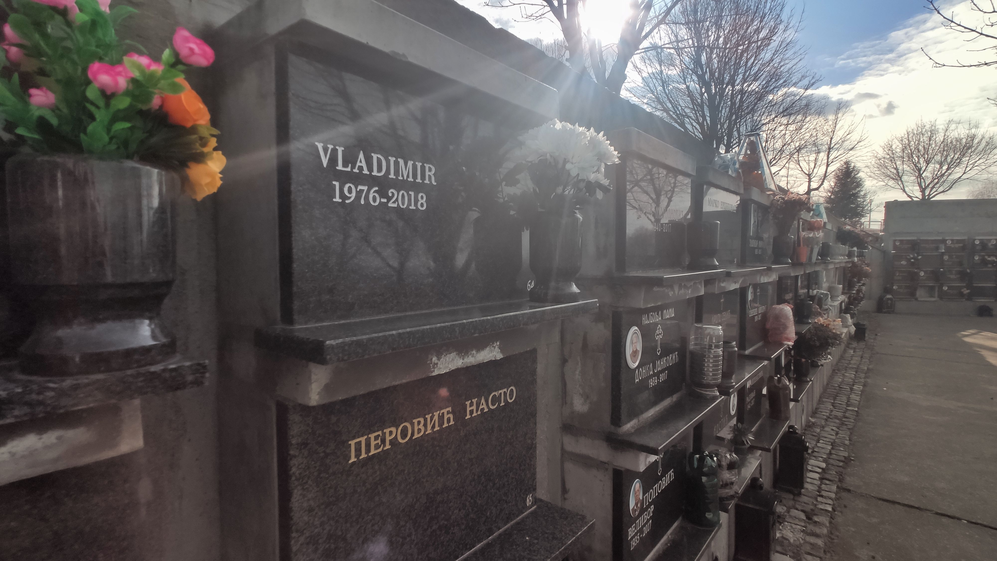 lešće groblje Vladimir Cvijan, advokat grob urna